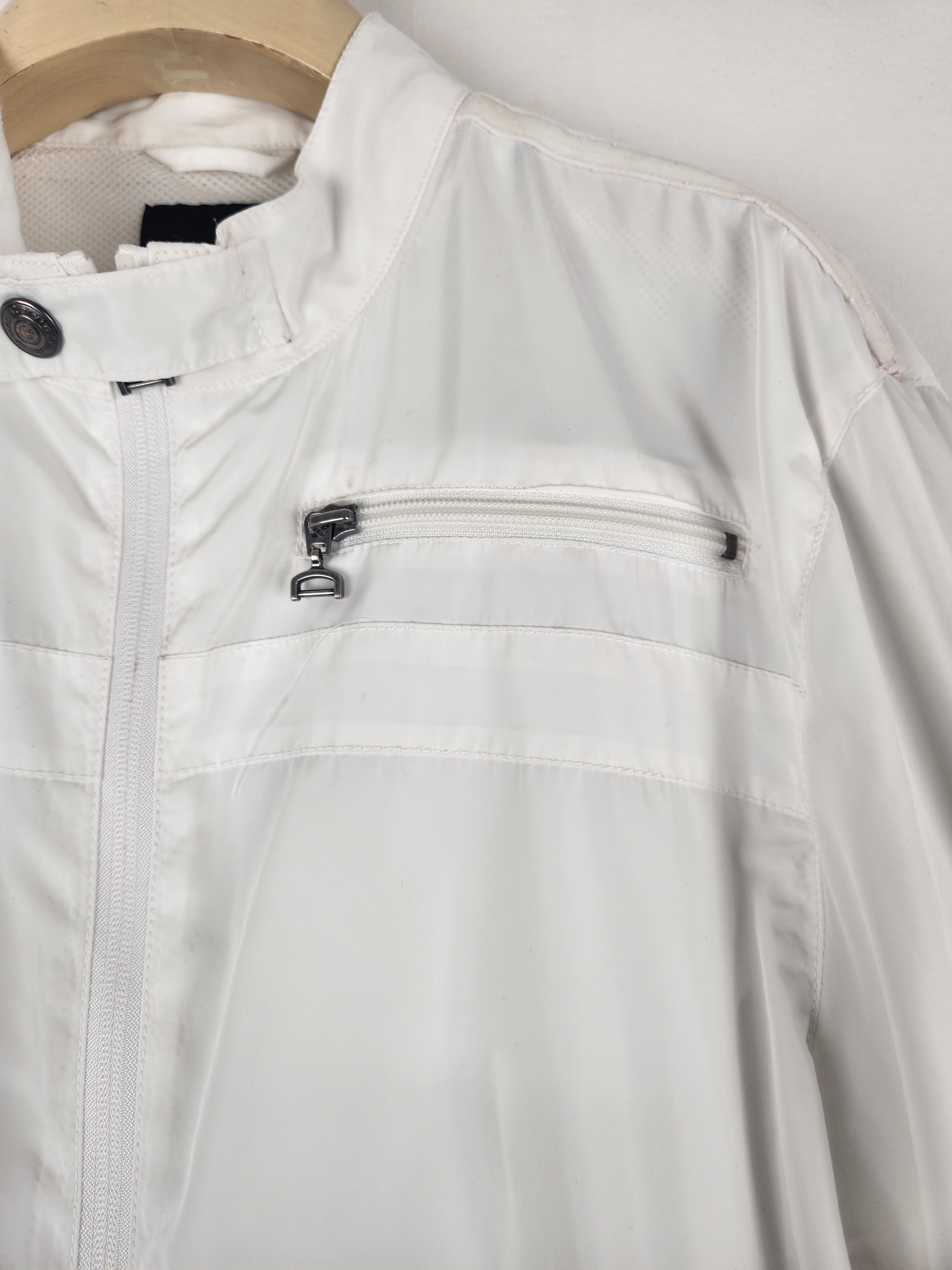 Voir photo 2 de Calvin Klein Jeans - Veste blanche - Taille L - mesures Carrure Poitrine 51 cm Longueur= 62 Calvin Klein Jeans - Veste blanche - Taille L - mesures Carrure Poitrine 51 cm Longueur= 62 Très bon état reconditionné photo 2