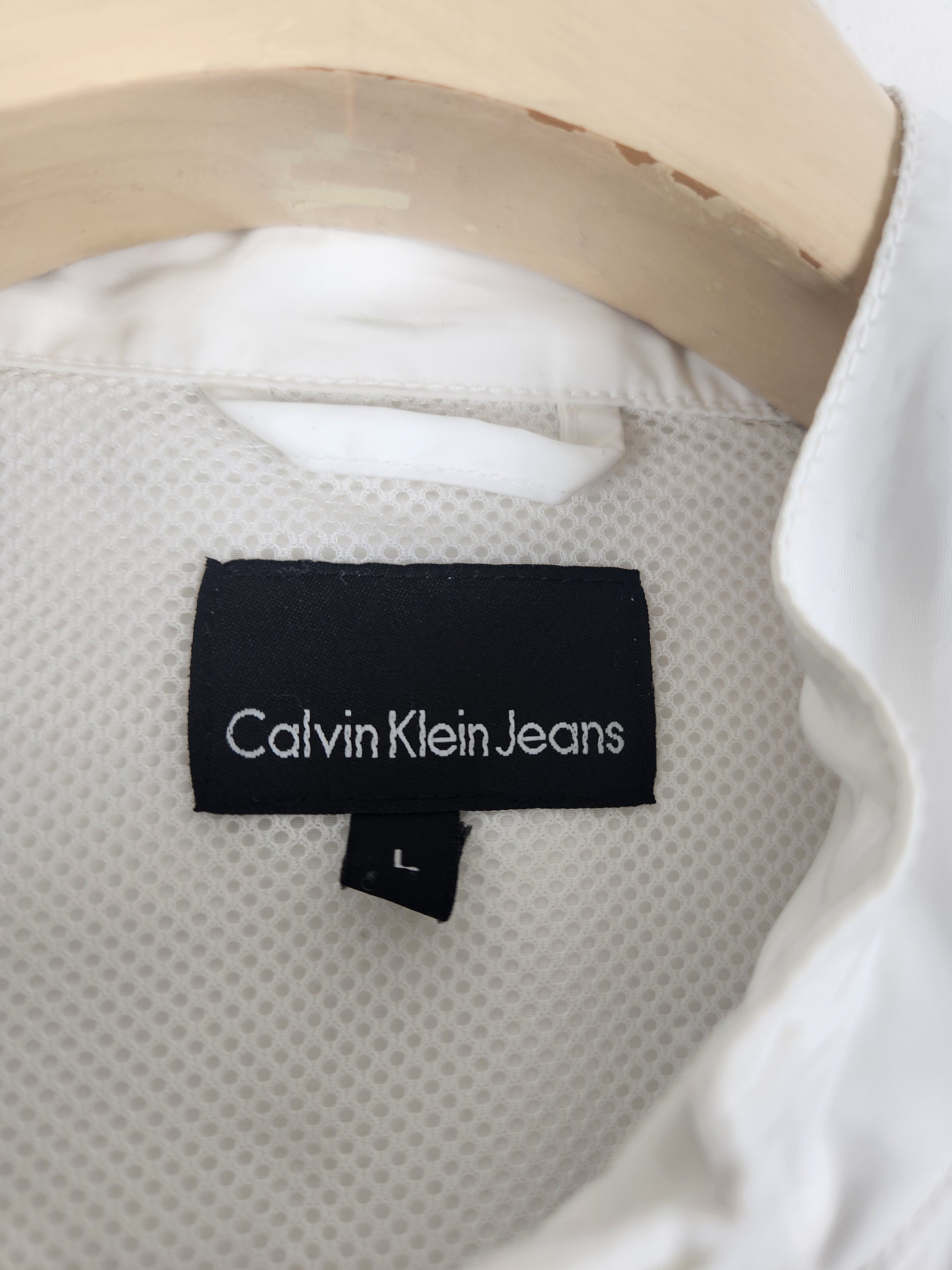 Voir photo 4 de Calvin Klein Jeans - Veste blanche - Taille L - mesures Carrure Poitrine 51 cm Longueur= 62 Calvin Klein Jeans - Veste blanche - Taille L - mesures Carrure Poitrine 51 cm Longueur= 62 Très bon état reconditionné photo 4