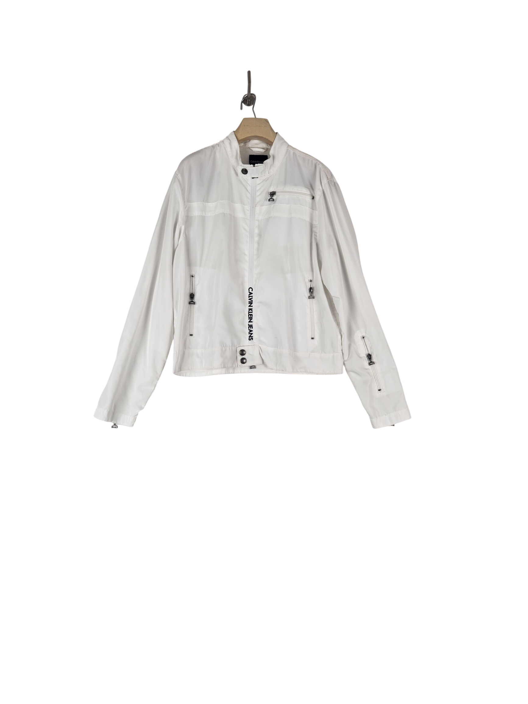 Calvin Klein Jeans - Veste blanche - Taille L - mesures Carrure Poitrine 51 cm Longueur= 62 Très bon état - 45,00 € Calvin Klein Jeans - Veste blanche - Taille L - mesures Carrure Poitrine 51 cm Longueur= 62 Très bon état reconditionné disponible sur Label Emmaüs