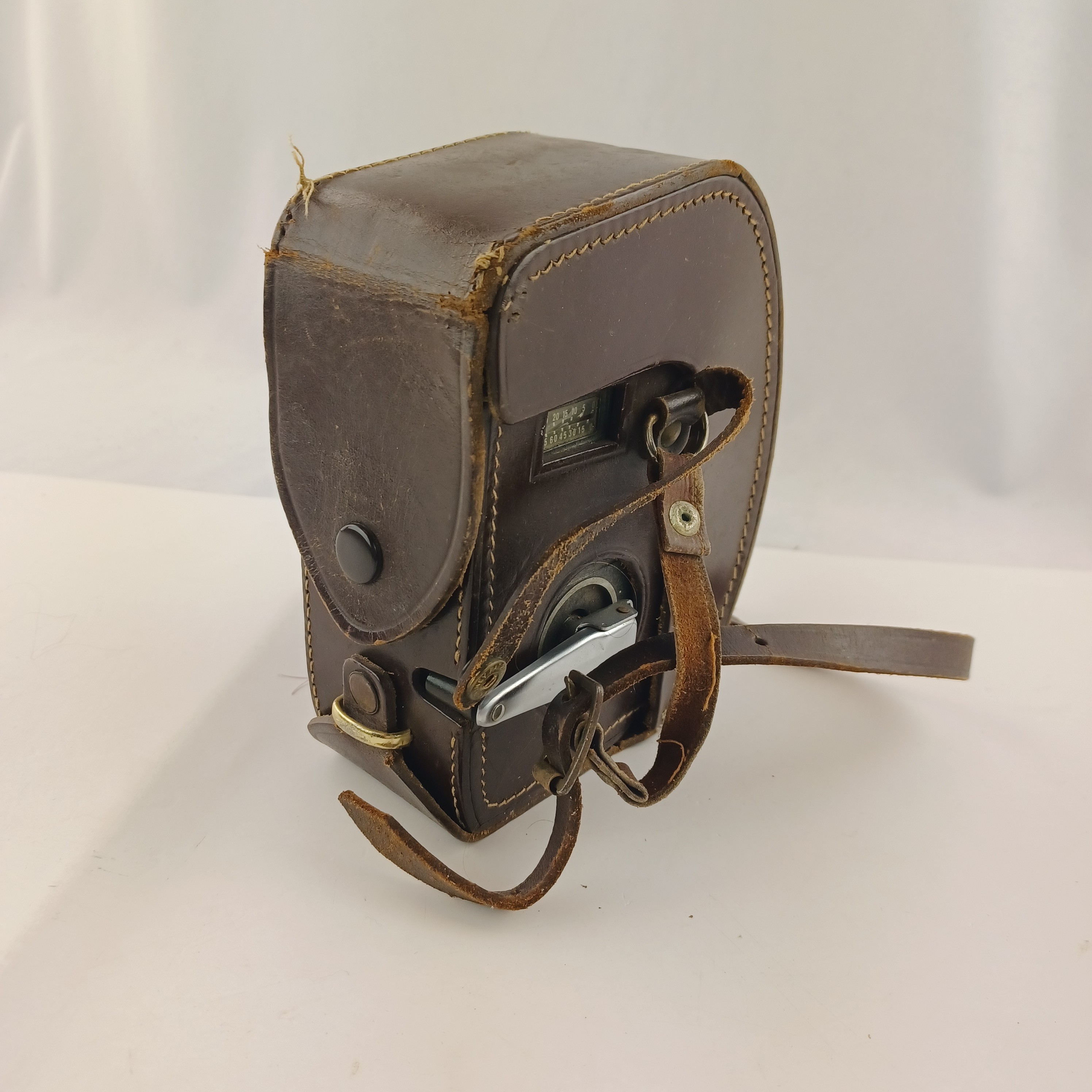 Voir photo 2 de Caméra Bell & Howell Autoset II dans son cuir d'origine Caméra Bell & Howell Autoset II dans son cuir d'origine Très bon état reconditionné photo 2