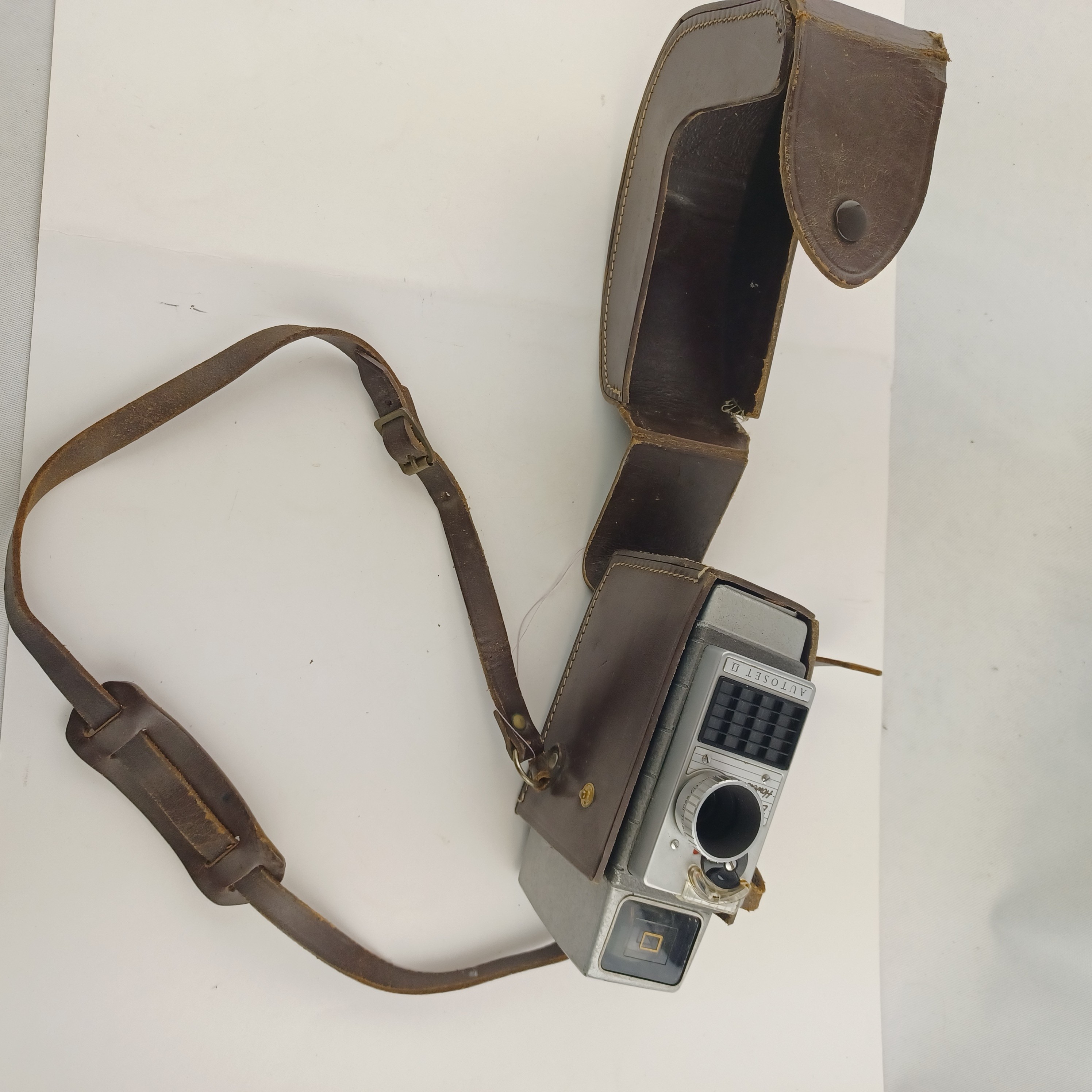 Voir photo 3 de Caméra Bell & Howell Autoset II dans son cuir d'origine Caméra Bell & Howell Autoset II dans son cuir d'origine Très bon état reconditionné photo 3