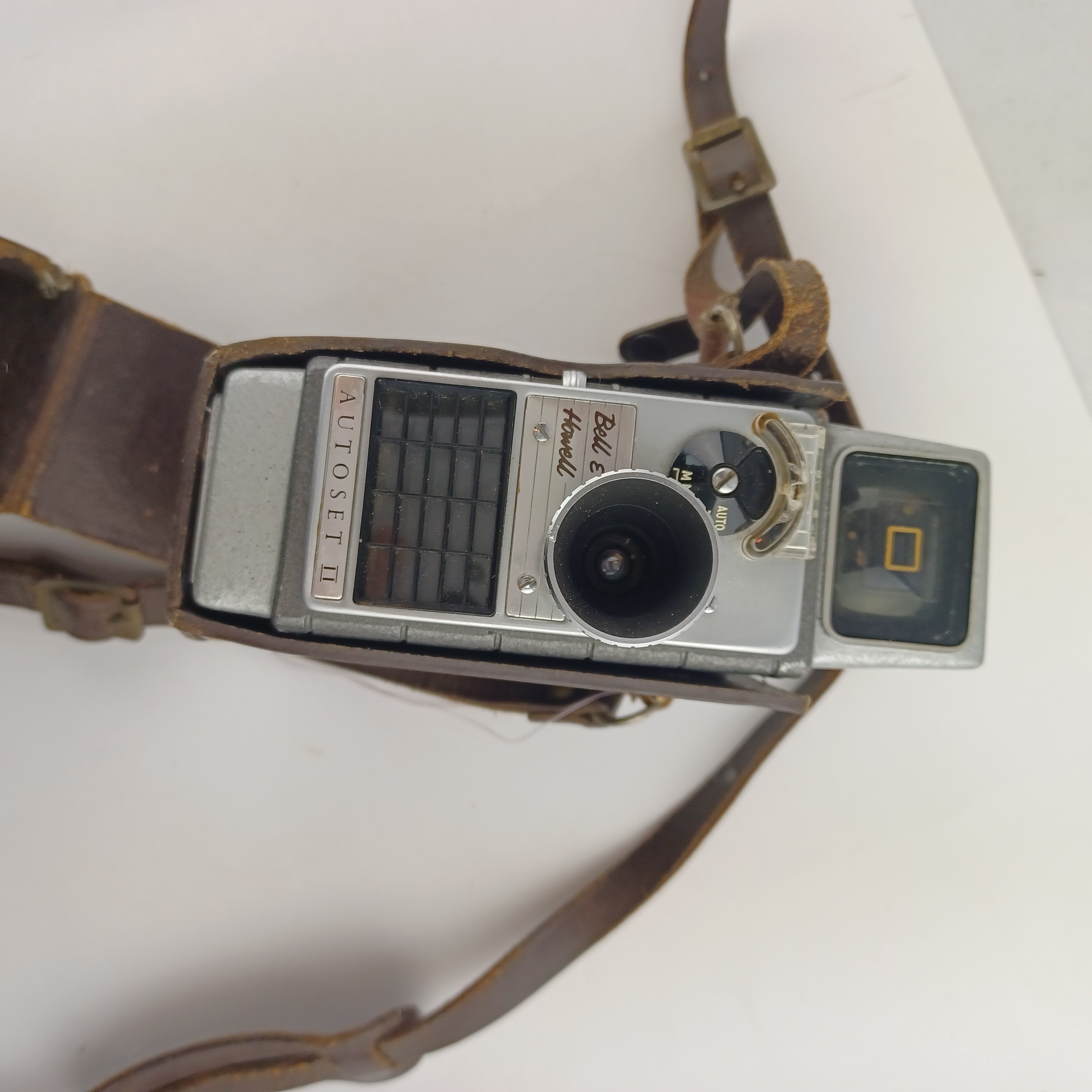 Voir photo 4 de Caméra Bell & Howell Autoset II dans son cuir d'origine Caméra Bell & Howell Autoset II dans son cuir d'origine Très bon état reconditionné photo 4