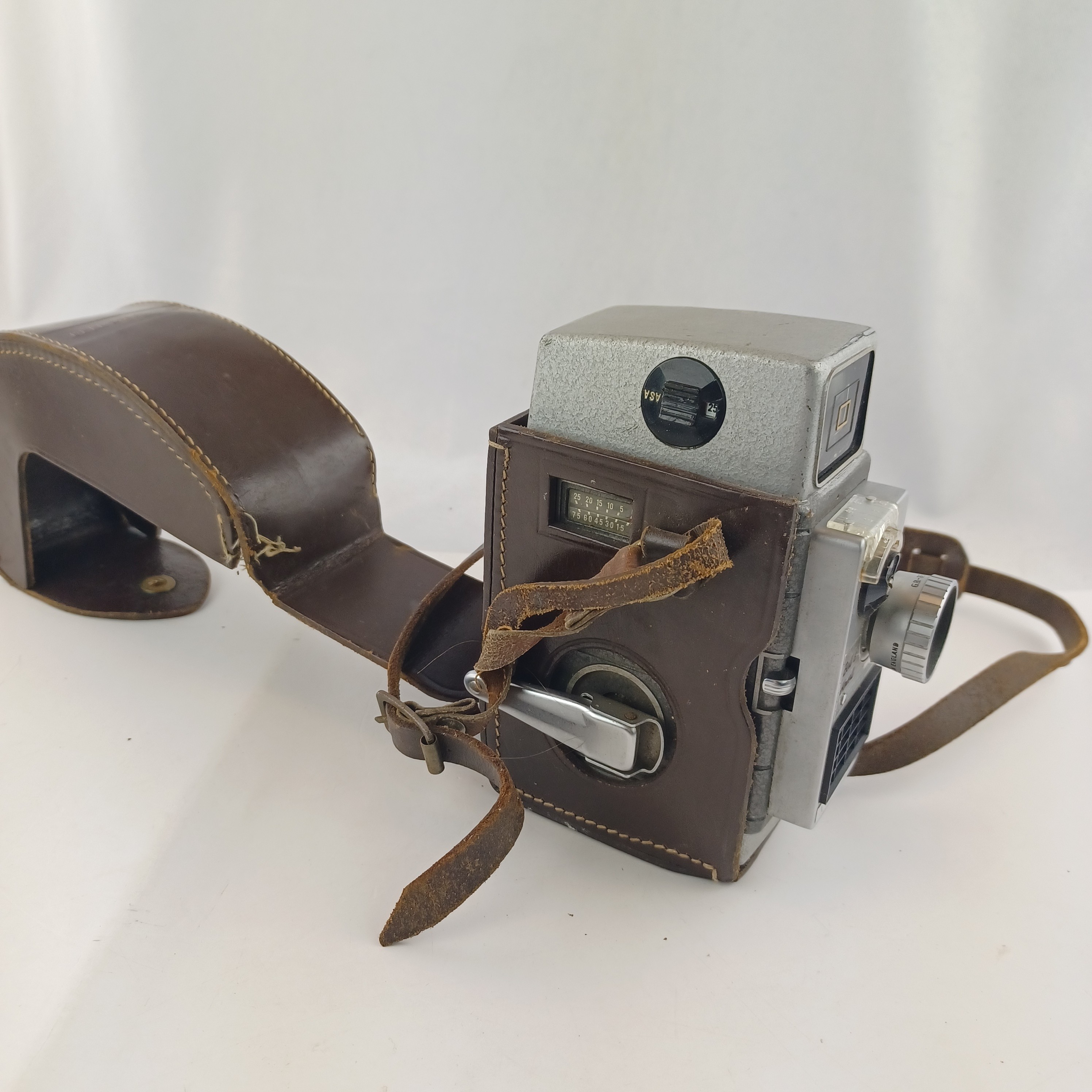 Voir photo 5 de Caméra Bell & Howell Autoset II dans son cuir d'origine Caméra Bell & Howell Autoset II dans son cuir d'origine Très bon état reconditionné photo 5