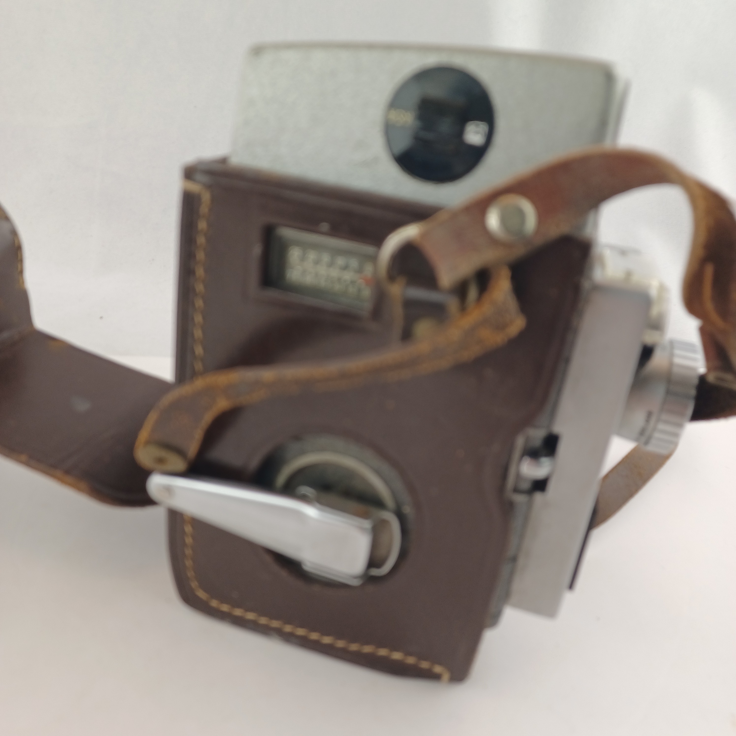Voir photo 6 de Caméra Bell & Howell Autoset II dans son cuir d'origine Caméra Bell & Howell Autoset II dans son cuir d'origine Très bon état reconditionné photo 6