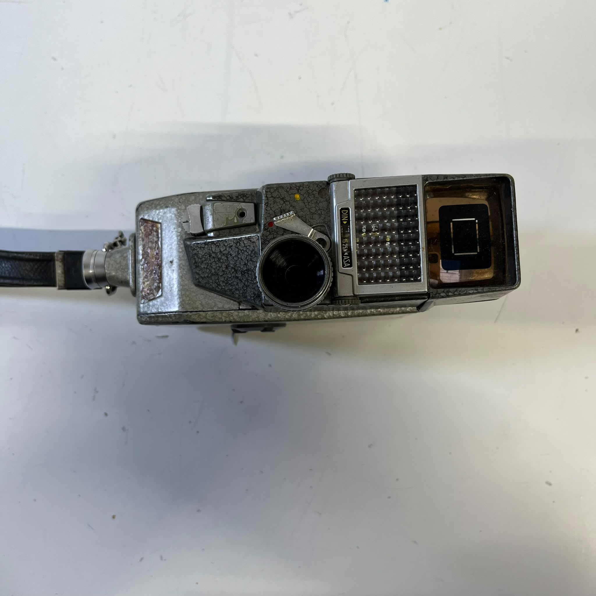 Voir photo 2 de Caméra vintage Crouzet ST8 8mm - Objectif Angénieux - Non testée | Dero Caméra vintage Crouzet ST8 8mm - Objectif Angénieux - Non testée Bon état reconditionné photo 2 | Dero