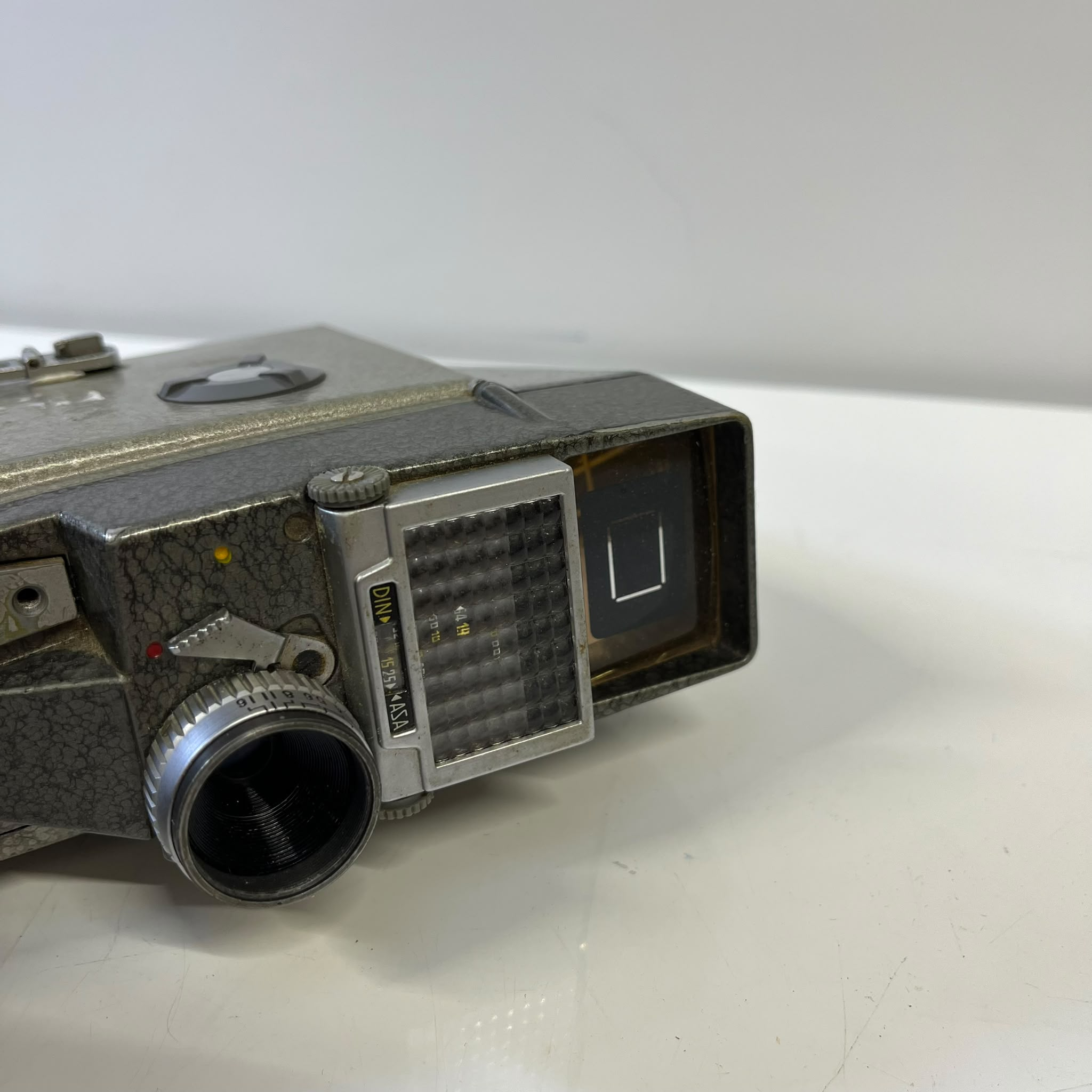 Voir photo 3 de Caméra vintage Crouzet ST8 8mm - Objectif Angénieux - Non testée | Dero Caméra vintage Crouzet ST8 8mm - Objectif Angénieux - Non testée Bon état reconditionné photo 3 | Dero