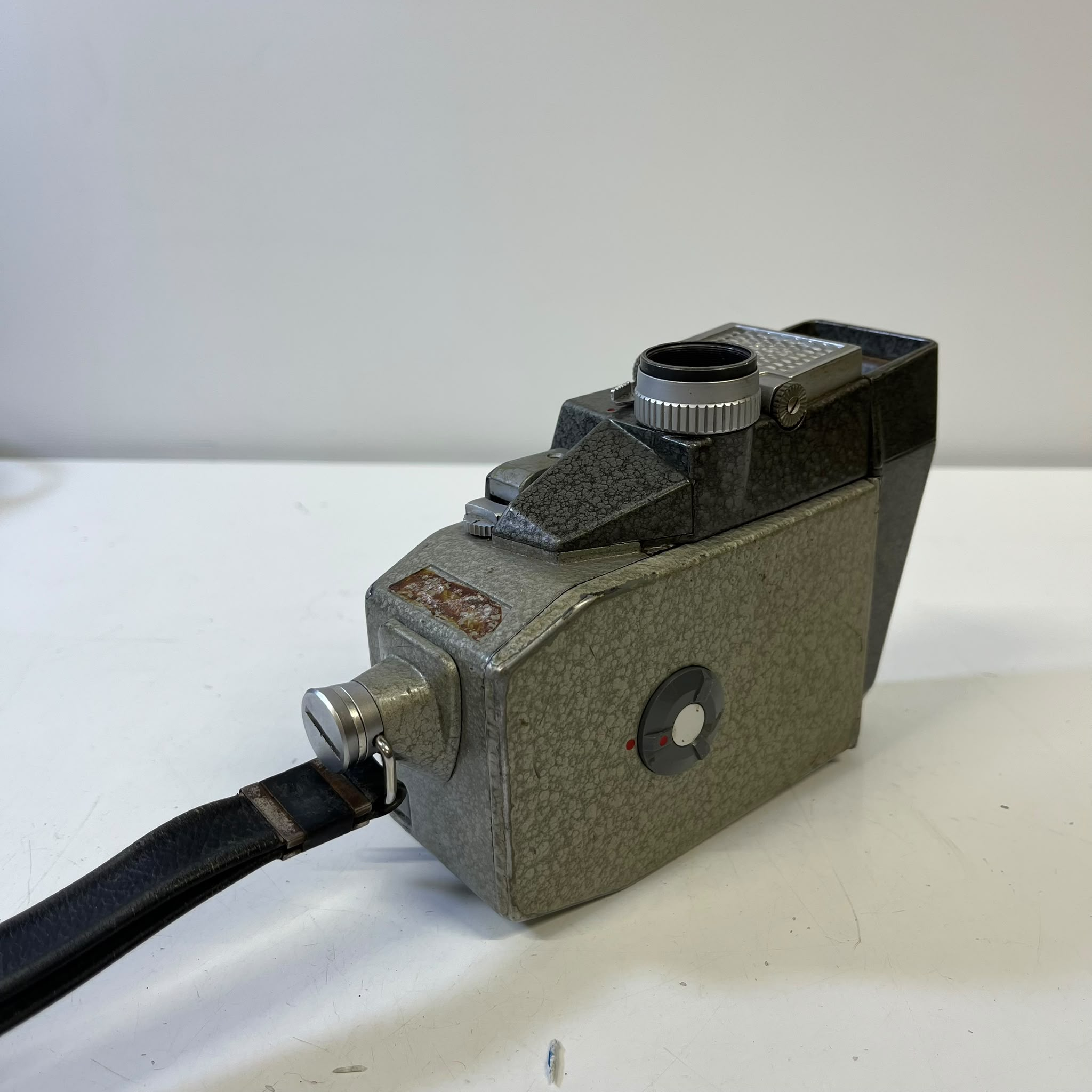 Voir photo 4 de Caméra vintage Crouzet ST8 8mm - Objectif Angénieux - Non testée | Dero Caméra vintage Crouzet ST8 8mm - Objectif Angénieux - Non testée Bon état reconditionné photo 4 | Dero