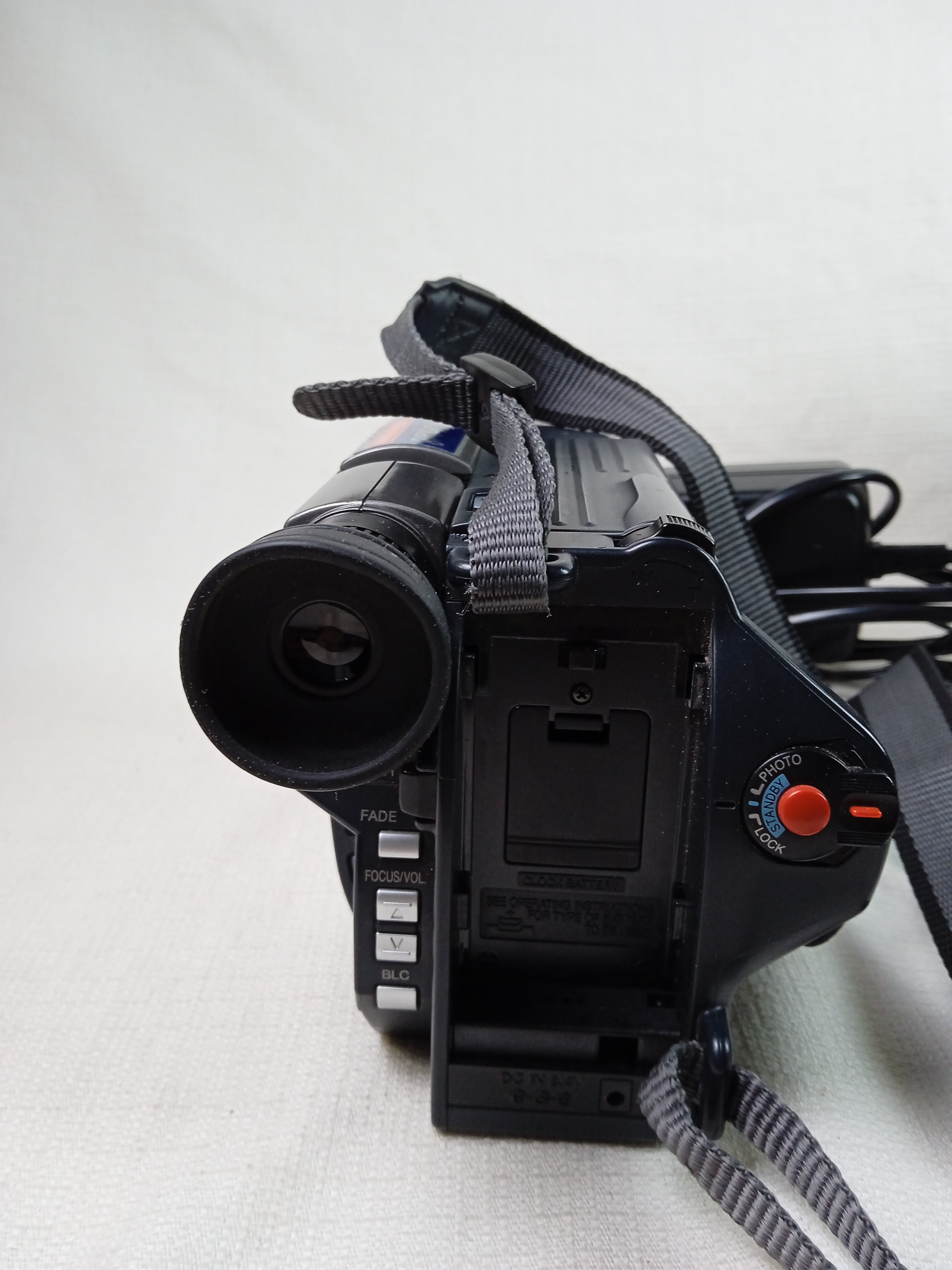 Voir photo 2 de Caméscope HITACHI VM- D965LE Digital 8 avec son manuel d'utilisation, sa sacoche et son chargeur Caméscope HITACHI VM- D965LE Digital 8 avec son manuel d'utilisation, sa sacoche et son chargeur Bon état reconditionné photo 2