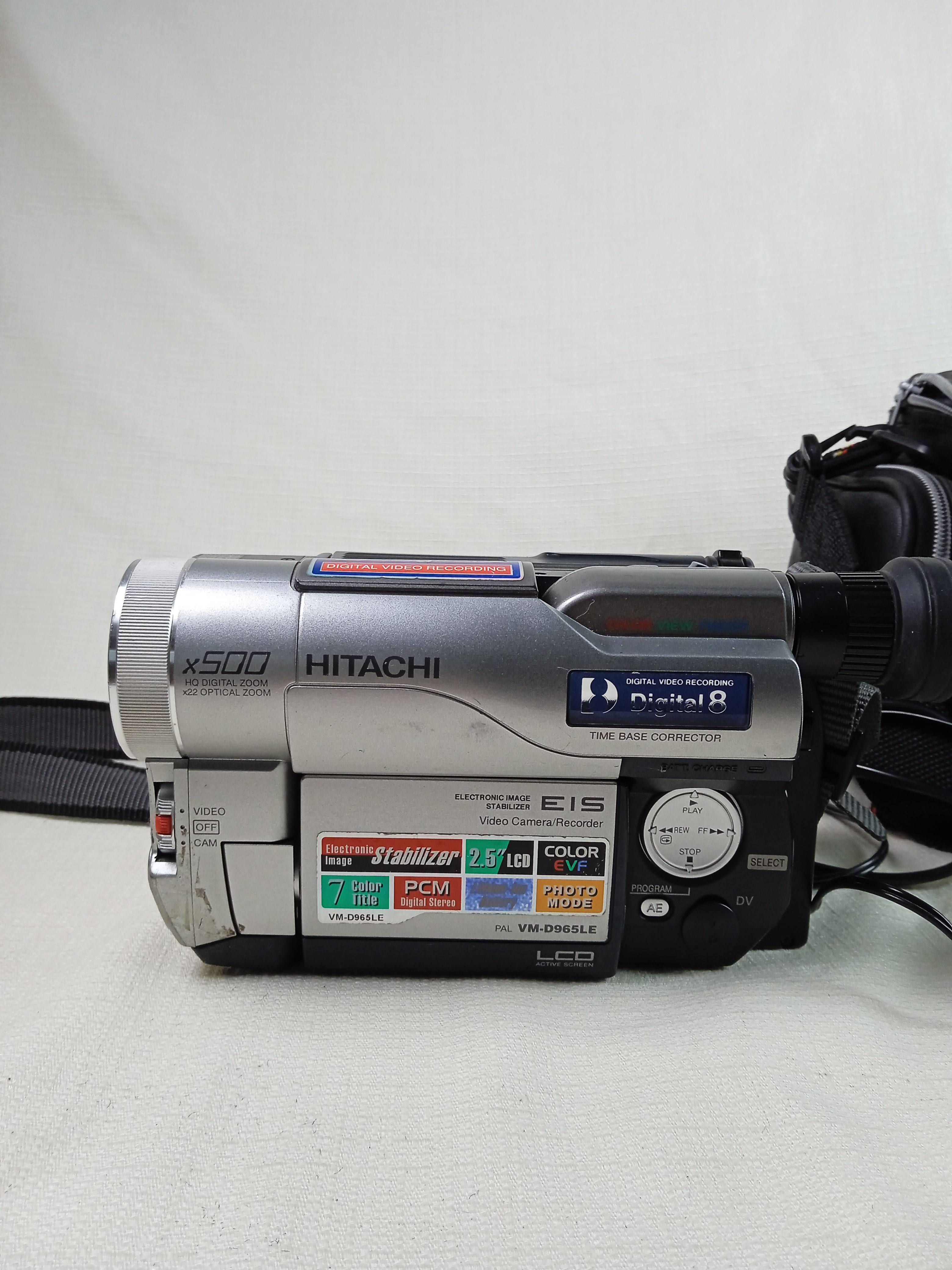 Voir photo 3 de Caméscope HITACHI VM- D965LE Digital 8 avec son manuel d'utilisation, sa sacoche et son chargeur Caméscope HITACHI VM- D965LE Digital 8 avec son manuel d'utilisation, sa sacoche et son chargeur Bon état reconditionné photo 3