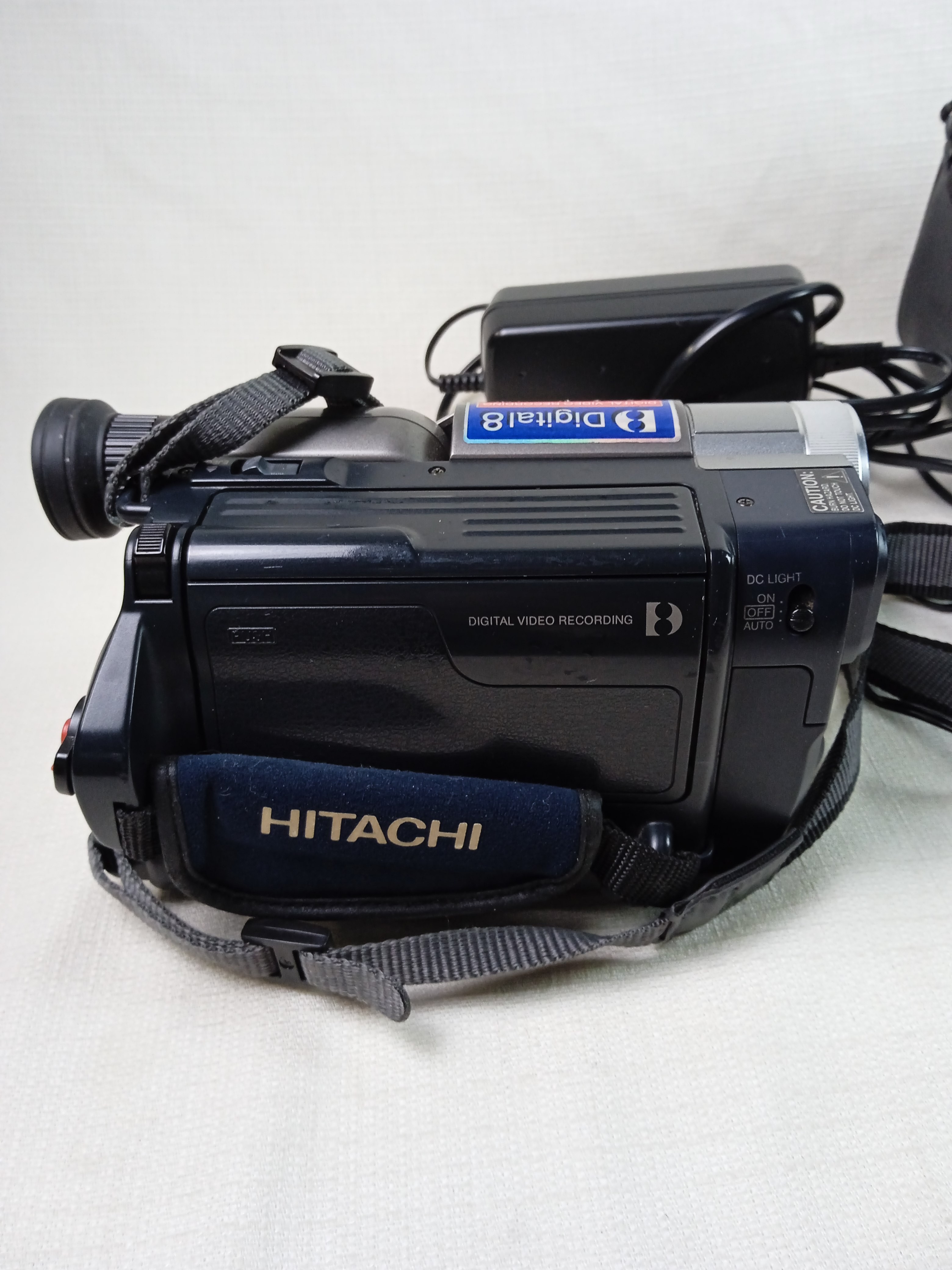 Voir photo 4 de Caméscope HITACHI VM- D965LE Digital 8 avec son manuel d'utilisation, sa sacoche et son chargeur Caméscope HITACHI VM- D965LE Digital 8 avec son manuel d'utilisation, sa sacoche et son chargeur Bon état reconditionné photo 4