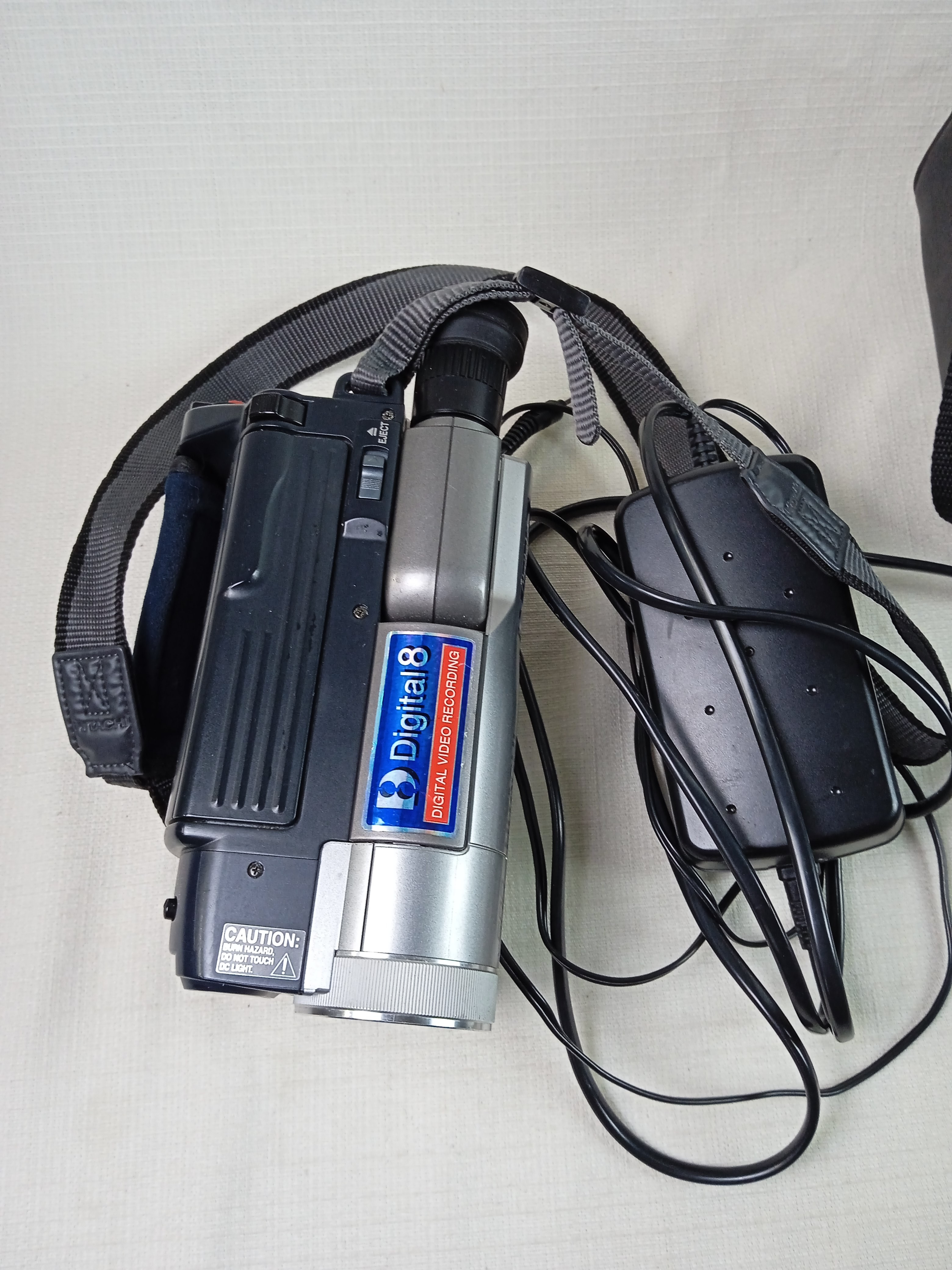 Voir photo 5 de Caméscope HITACHI VM- D965LE Digital 8 avec son manuel d'utilisation, sa sacoche et son chargeur Caméscope HITACHI VM- D965LE Digital 8 avec son manuel d'utilisation, sa sacoche et son chargeur Bon état reconditionné photo 5