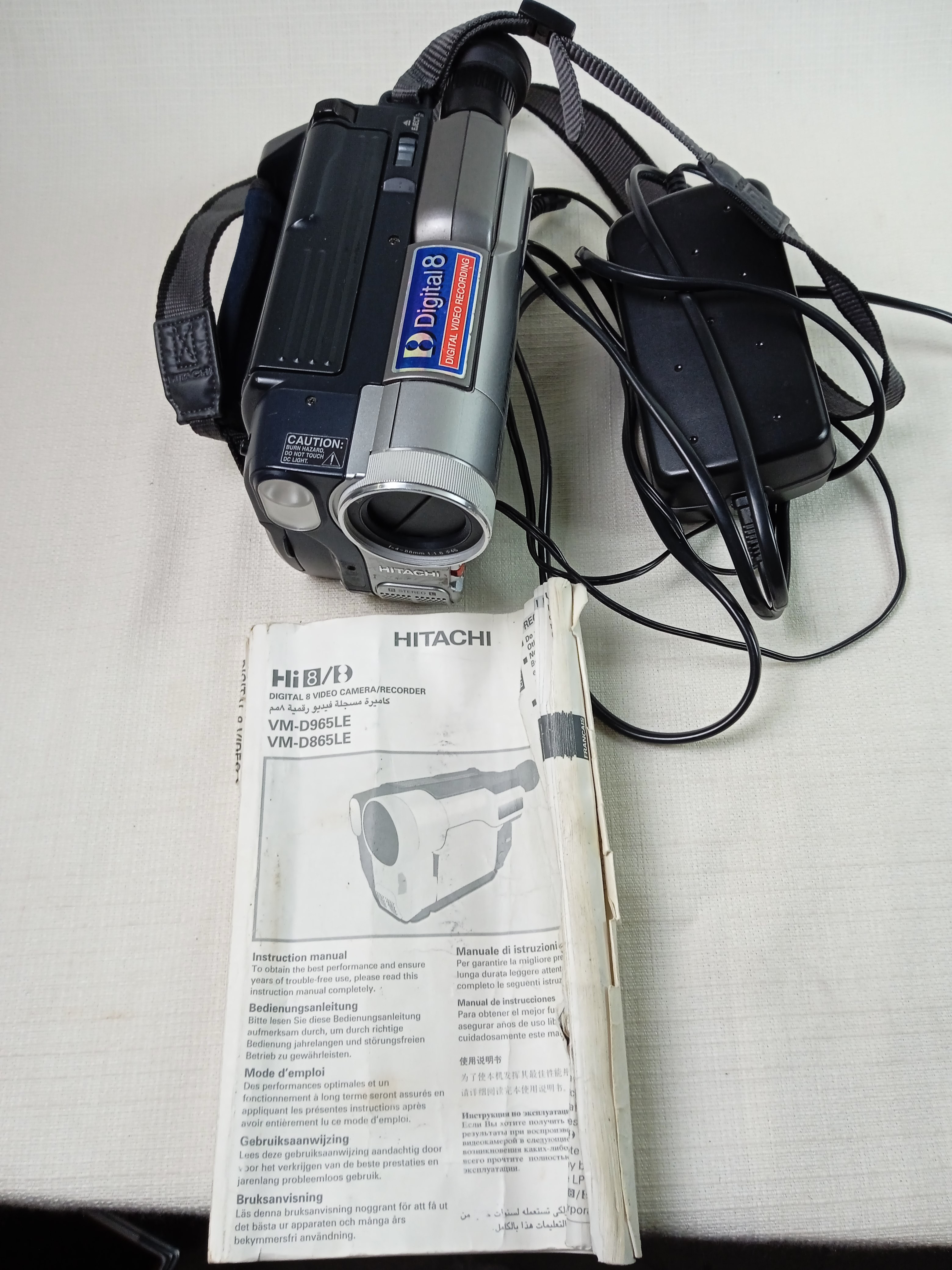 Voir photo 6 de Caméscope HITACHI VM- D965LE Digital 8 avec son manuel d'utilisation, sa sacoche et son chargeur Caméscope HITACHI VM- D965LE Digital 8 avec son manuel d'utilisation, sa sacoche et son chargeur Bon état reconditionné photo 6