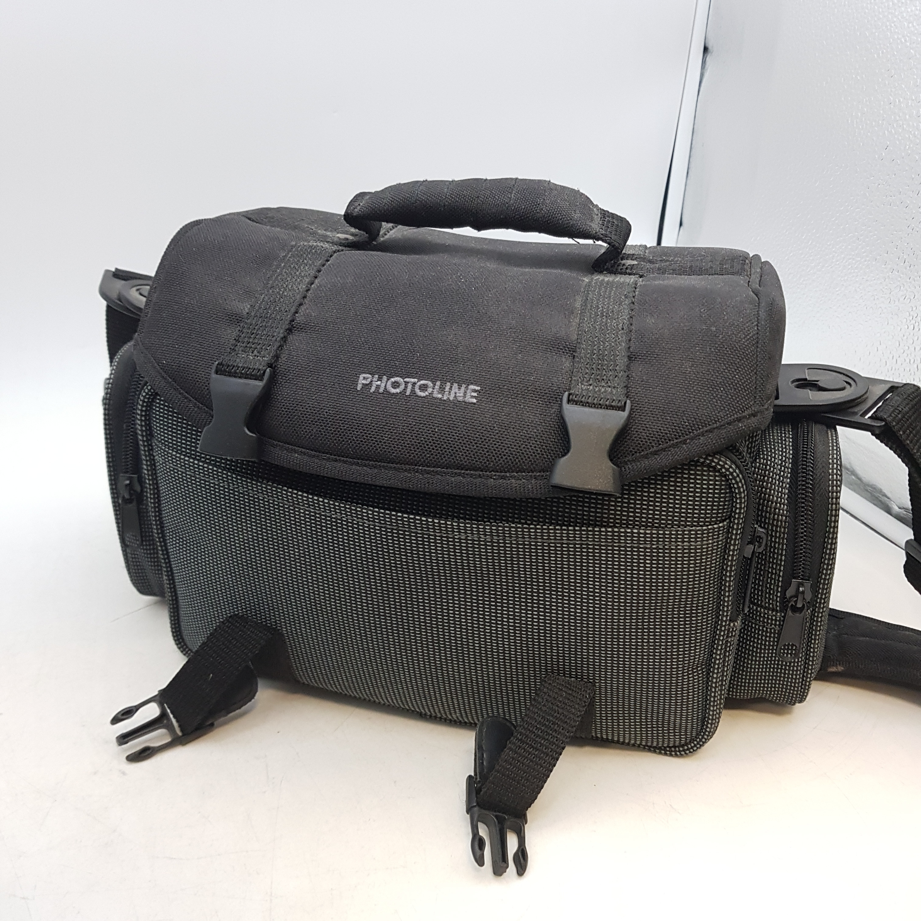 Voir photo 4 de Caméscope JVC GR-AX785 avec sa sacoche et son chargeur Caméscope JVC GR-AX785 avec sa sacoche et son chargeur Bon état reconditionné photo 4