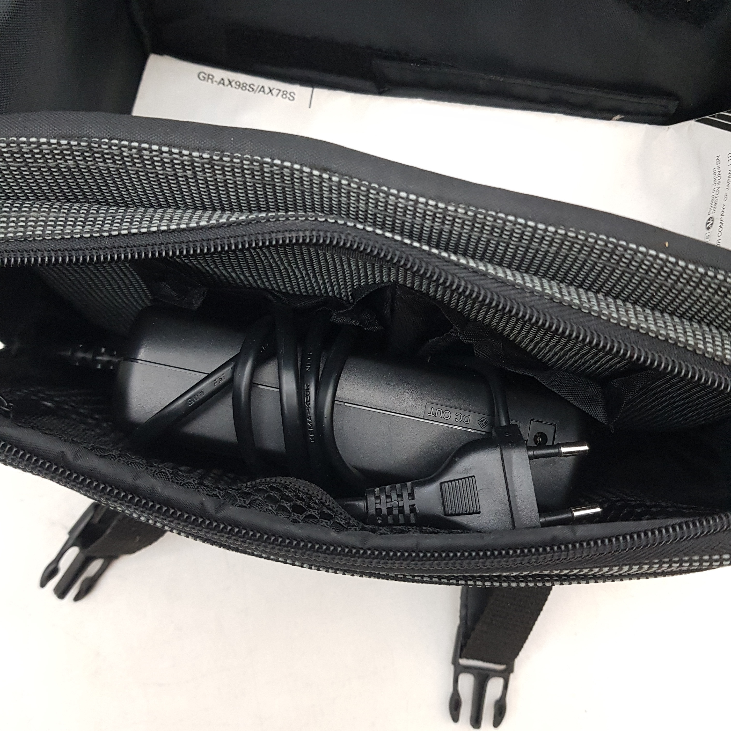 Voir photo 5 de Caméscope JVC GR-AX785 avec sa sacoche et son chargeur Caméscope JVC GR-AX785 avec sa sacoche et son chargeur Bon état reconditionné photo 5