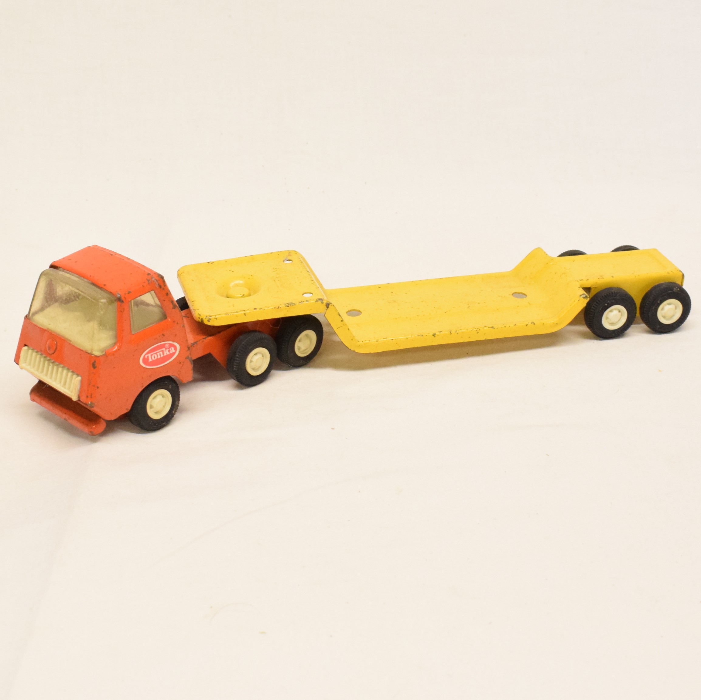Acheter Camion et remorque transport de containers TONKA État correct - 10,00 € Camion et remorque transport de containers TONKA État correct reconditionné disponible sur Label Emmaüs