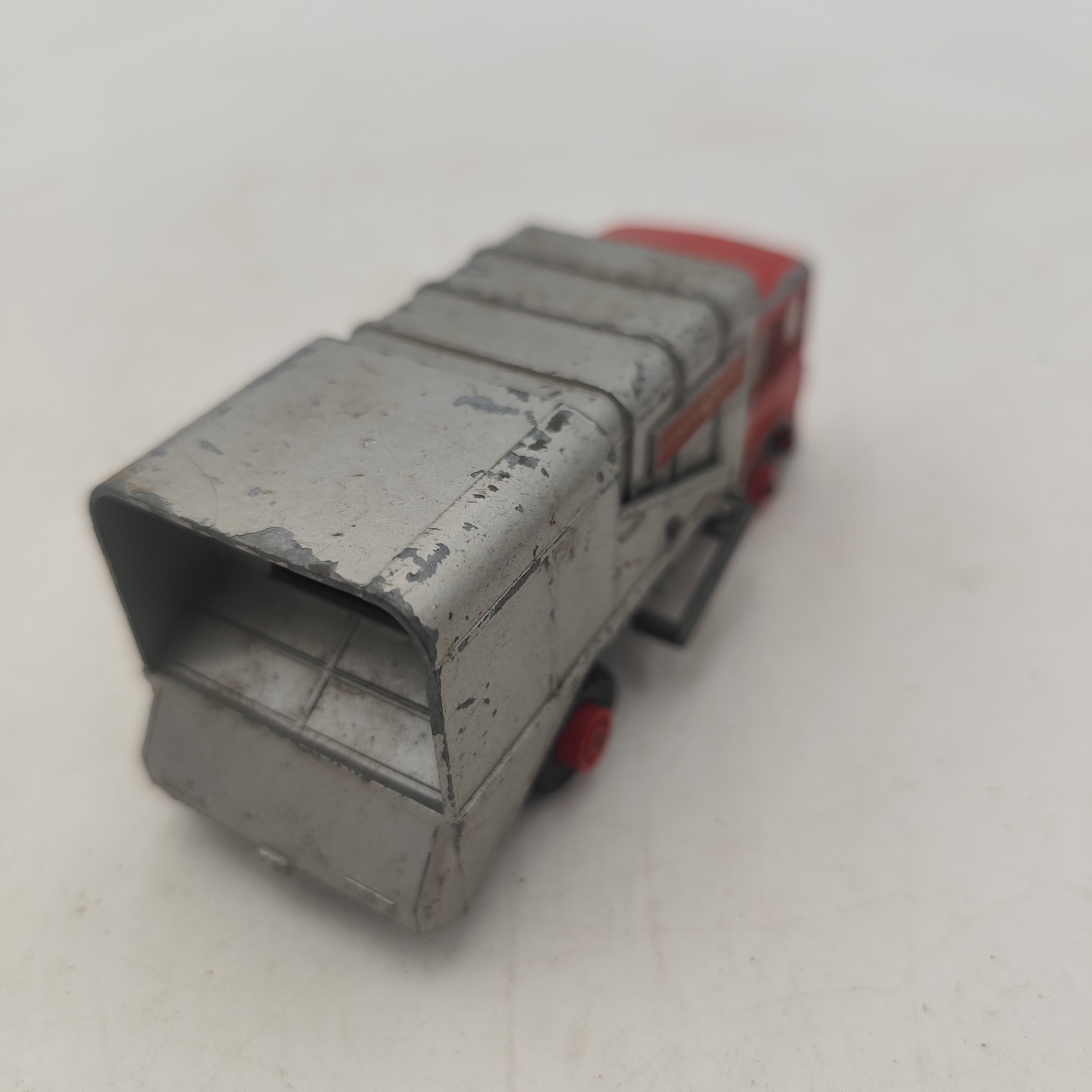 Voir photo 2 de Camion Refuse truck Cleansing Service - Lesney "MatchBox" series King Size Camion Refuse truck Cleansing Service - Lesney "MatchBox" series King Size Bon état reconditionné photo 2