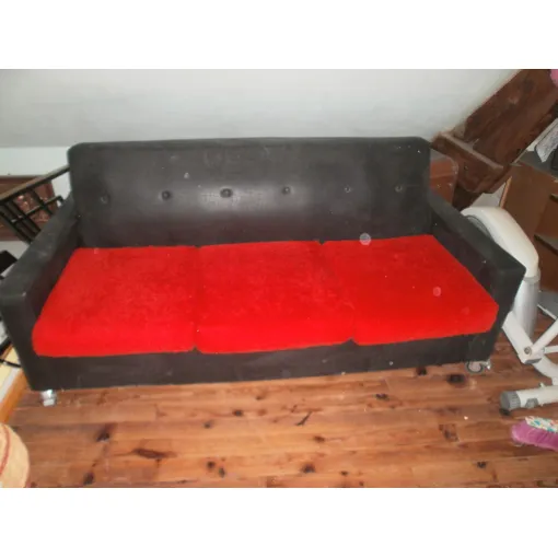 Canapé convertible 3 places Vintage en skaï rouge Bon état reconditionné disponible sur Rakuten