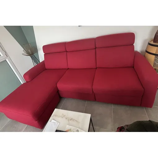 Canapé d angle côté droit et côté gauche relax qui s allonge de façon électrique pour la détente . Tissus impeccable de couleur rouge . Très confortable . Bon état reconditionné disponible sur Rakuten