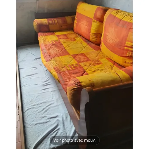 Canapé lit cigogne, avec 2 matelas en 90x190. Les bois sont en parfait état et les matelas aussi, et les coussins et housse un peu usager, mais en bon état. Bon état reconditionné disponible sur Rakuten