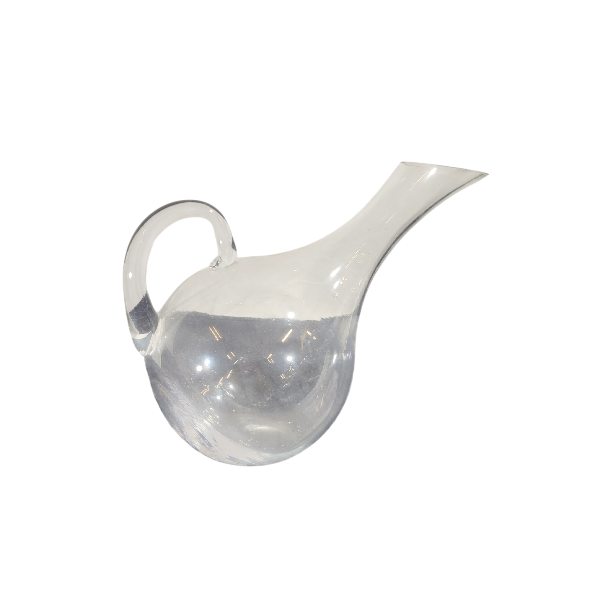 Carafe à décanter design en verre soufflé - Silhouette organique Très bon état - 15,00 € Carafe à décanter design en verre soufflé - Silhouette organique Très bon état reconditionné disponible sur Label Emmaüs