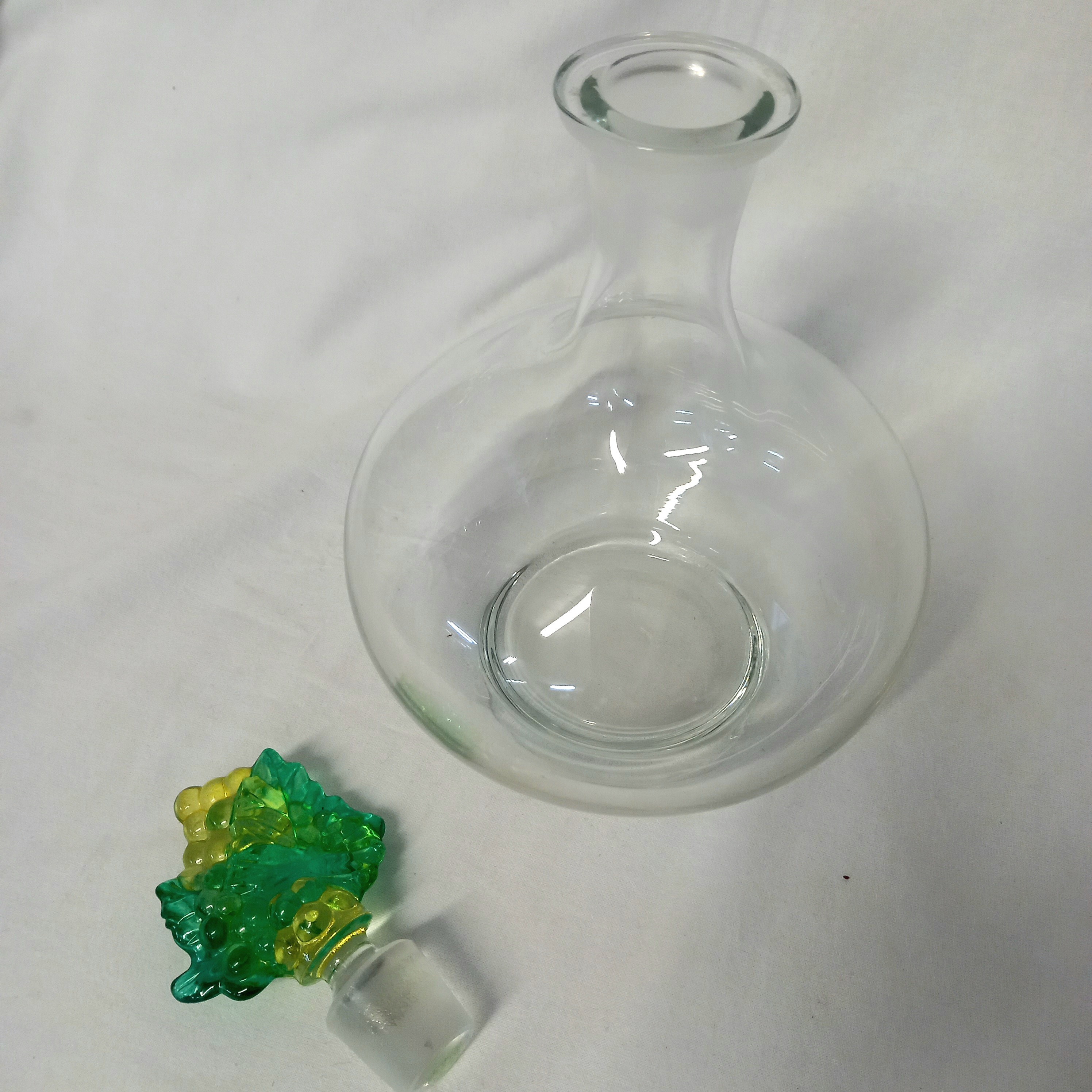 Voir photo 2 de Carafe à décanter pour vin en verre - avec bouchon de vignoble en verre soufflé Carafe à décanter pour vin en verre - avec bouchon de vignoble en verre soufflé Très bon état reconditionné photo 2