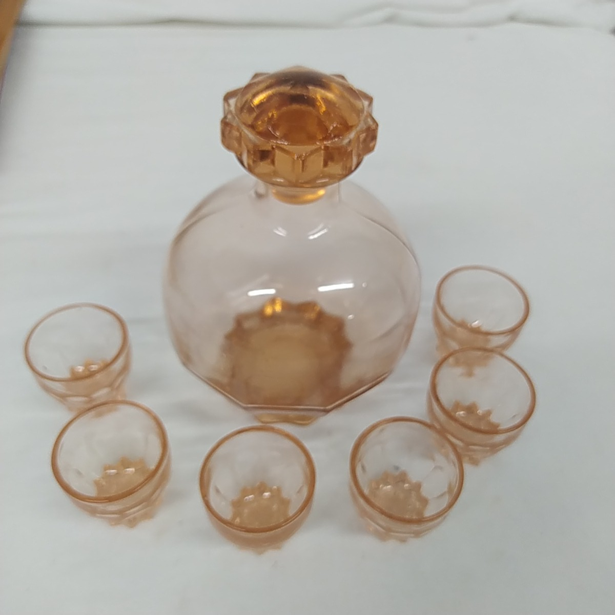 Carafe à liqueur + 6 verres en verre ambré Bon état - 12,00 € Carafe à liqueur + 6 verres en verre ambré Bon état reconditionné disponible sur Label Emmaüs