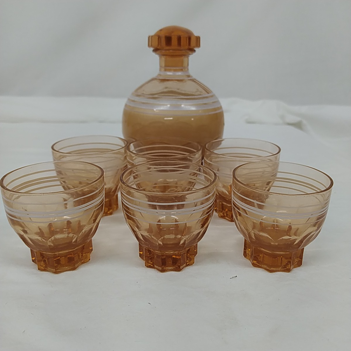 Carafe à liqueur + 6 verres en verre ambré Très bon état - 15,00 € Carafe à liqueur + 6 verres en verre ambré Très bon état reconditionné disponible sur Label Emmaüs