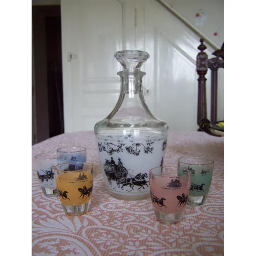 Carafe À Liqueur Bouchon Verre France + 5 Petits Verres Assortis Décor Attelage Chevaux Bon état - 12,00 € Carafe À Liqueur Bouchon Verre France + 5 Petits Verres Assortis Décor Attelage Chevaux Bon état reconditionné disponible sur Rakuten