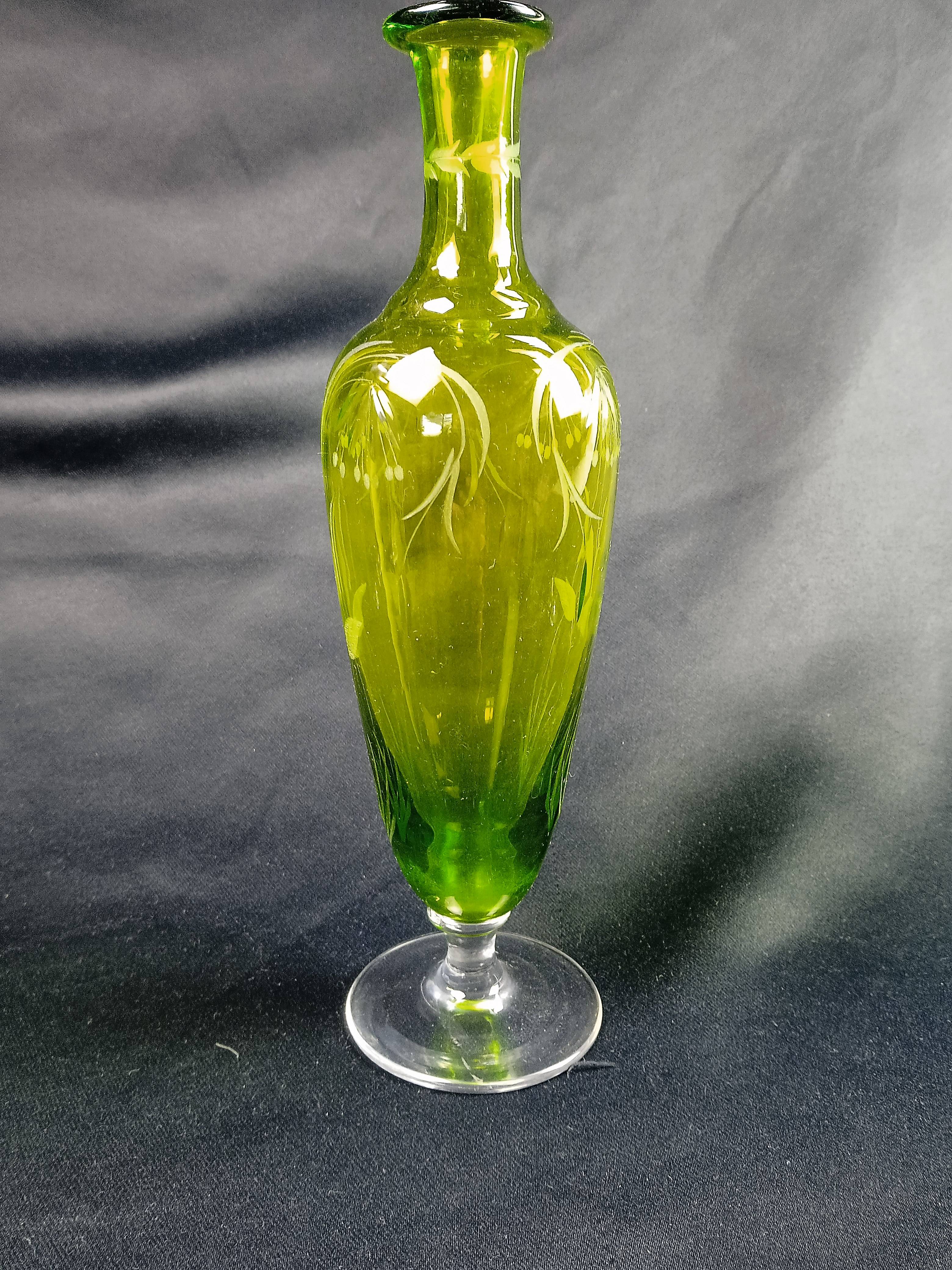 Voir photo 2 de Carafe à liqueur en cristal avec ses 4 verres de couleur verte Carafe à liqueur en cristal avec ses 4 verres de couleur verte Bon état reconditionné photo 2