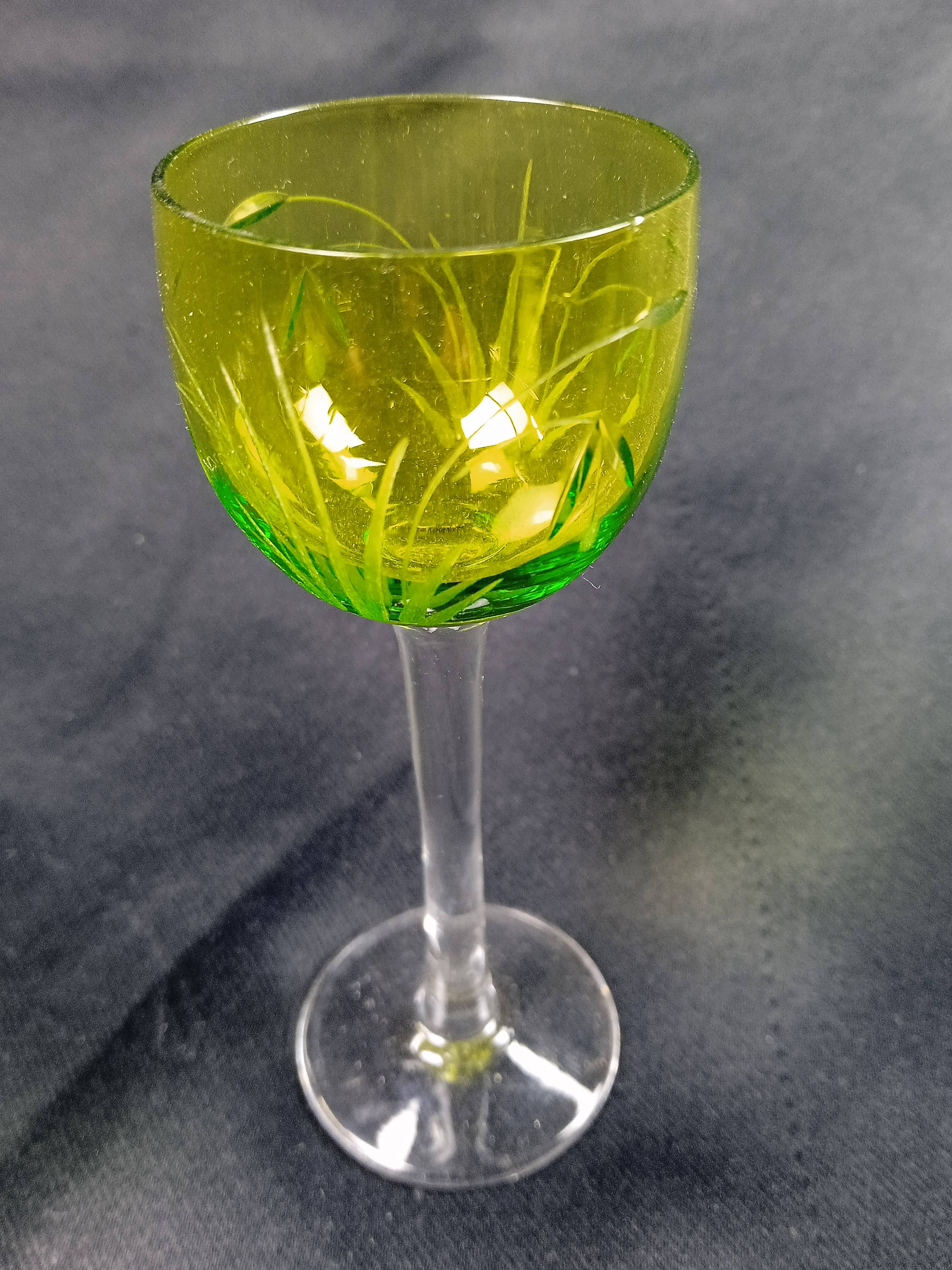 Voir photo 3 de Carafe à liqueur en cristal avec ses 4 verres de couleur verte Carafe à liqueur en cristal avec ses 4 verres de couleur verte Bon état reconditionné photo 3