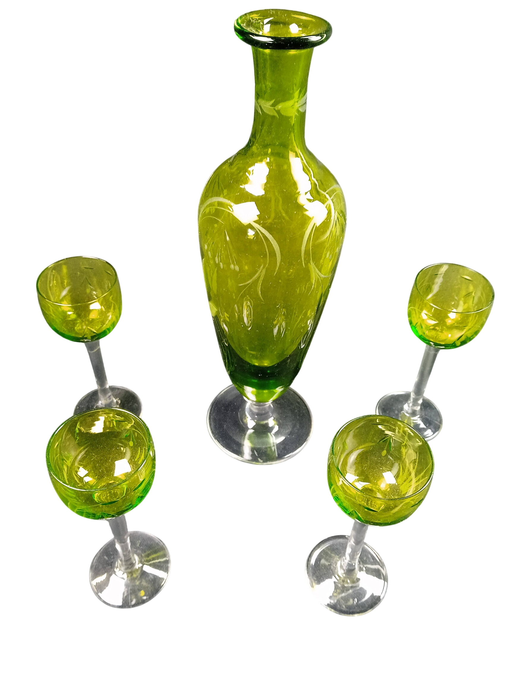 Carafe à liqueur en cristal avec ses 4 verres de couleur verte Bon état - 25,00 € Carafe à liqueur en cristal avec ses 4 verres de couleur verte Bon état reconditionné disponible sur Label Emmaüs