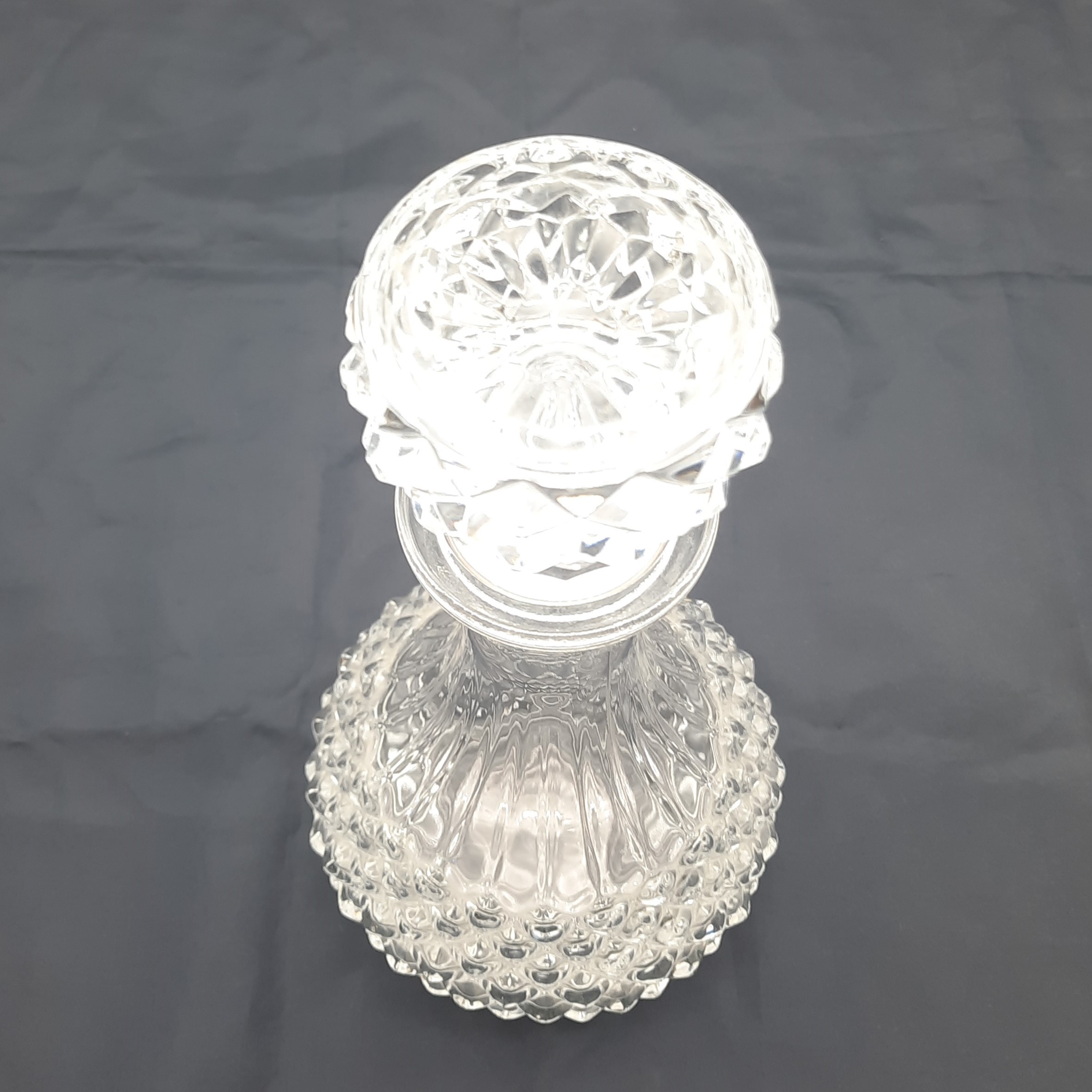 Voir photo 4 de Carafe à liqueur en cristal d'Arques - modèle Longchamps Carafe à liqueur en cristal d'Arques - modèle Longchamps Bon état reconditionné photo 4