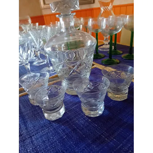 Carafe À Liqueur En Cristal Taillé Avec 4 Verres En Cristal Bouchon Pied En Forme Découpée Bon état reconditionné disponible sur Rakuten