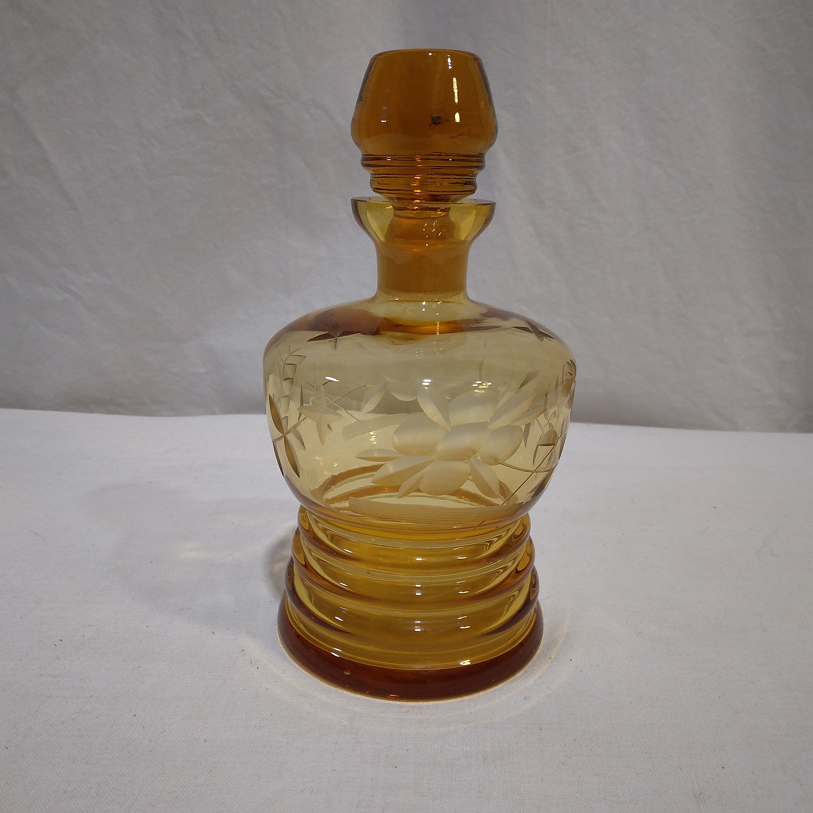 Voir photo 2 de Carafe à liqueur en verre ambré et taillé, décor floral - Tchécoslovaquie Carafe à liqueur en verre ambré et taillé, décor floral - Tchécoslovaquie Très bon état reconditionné photo 2