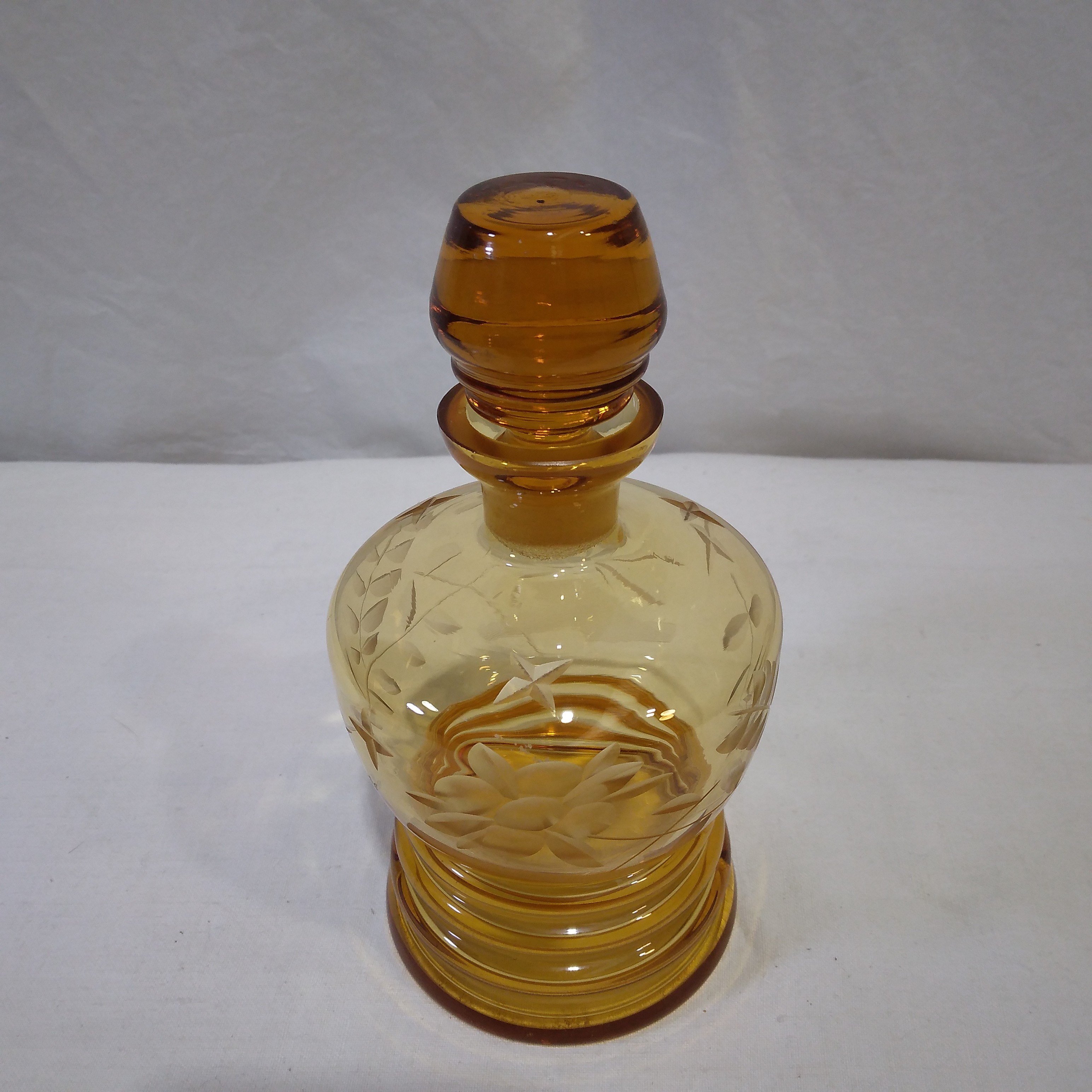 Voir photo 3 de Carafe à liqueur en verre ambré et taillé, décor floral - Tchécoslovaquie Carafe à liqueur en verre ambré et taillé, décor floral - Tchécoslovaquie Très bon état reconditionné photo 3