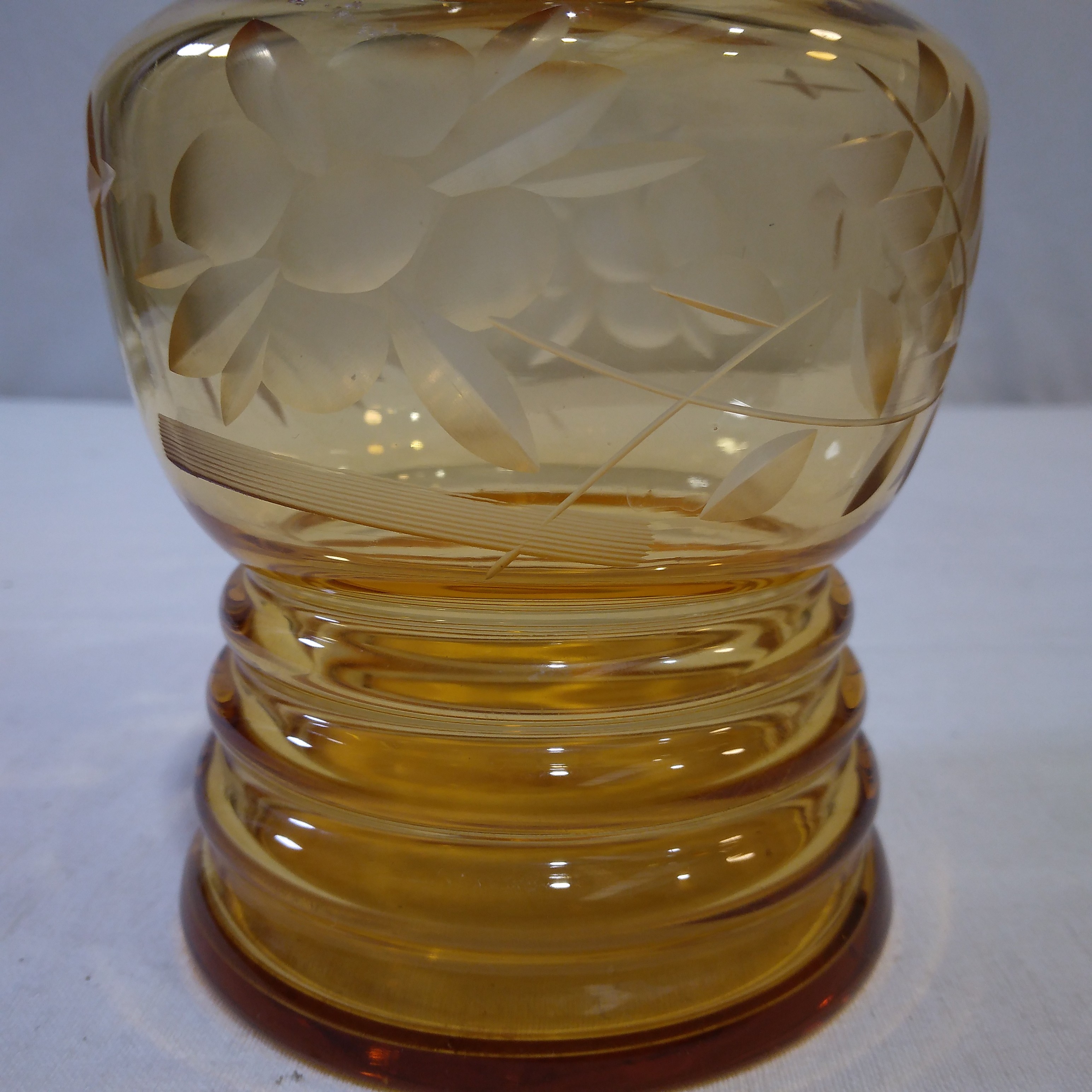 Voir photo 4 de Carafe à liqueur en verre ambré et taillé, décor floral - Tchécoslovaquie Carafe à liqueur en verre ambré et taillé, décor floral - Tchécoslovaquie Très bon état reconditionné photo 4