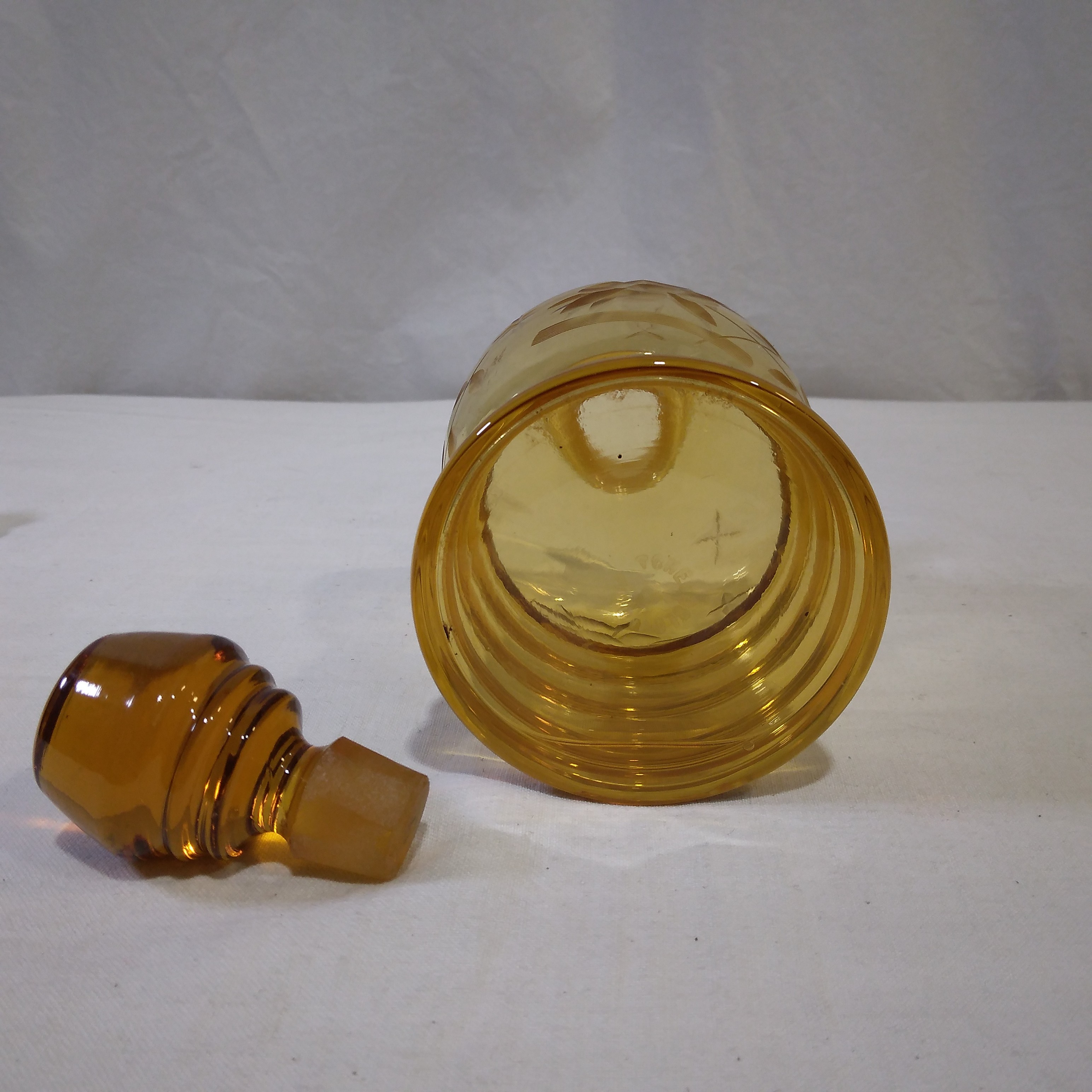 Voir photo 6 de Carafe à liqueur en verre ambré et taillé, décor floral - Tchécoslovaquie Carafe à liqueur en verre ambré et taillé, décor floral - Tchécoslovaquie Très bon état reconditionné photo 6