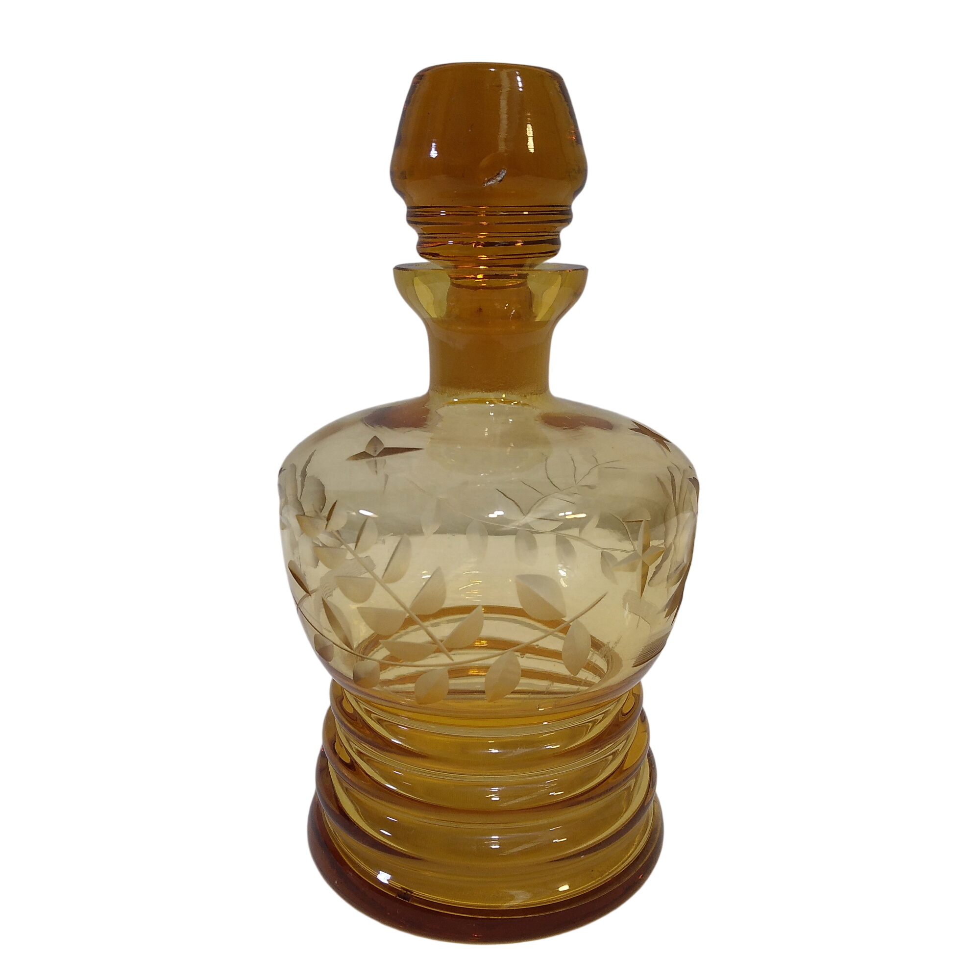 Carafe à liqueur en verre ambré et taillé, décor floral - Tchécoslovaquie Très bon état - 30,00 € Carafe à liqueur en verre ambré et taillé, décor floral - Tchécoslovaquie Très bon état reconditionné disponible sur Label Emmaüs