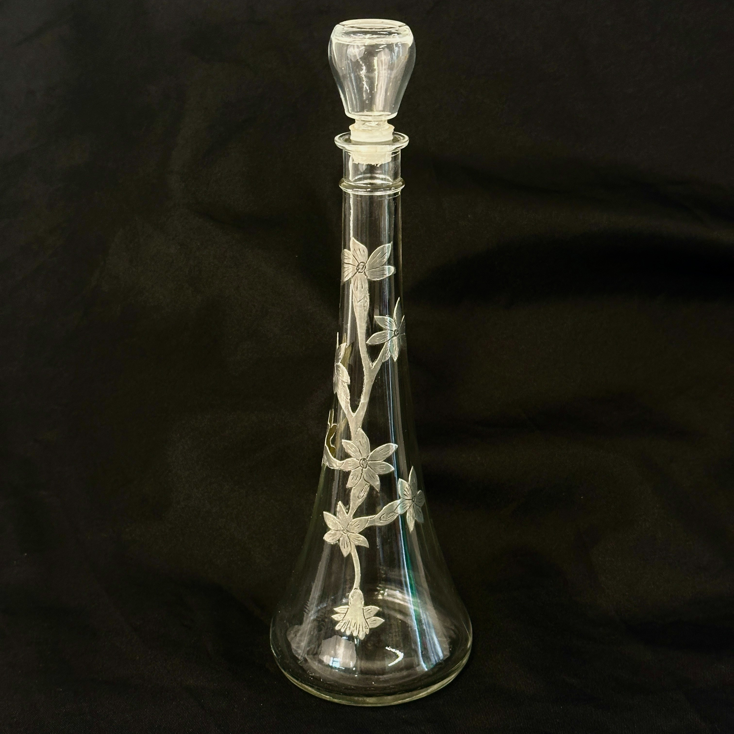 Voir photo 3 de Carafe à liqueur en verre décor floral en étain Carafe à liqueur en verre décor floral en étain Bon état reconditionné photo 3