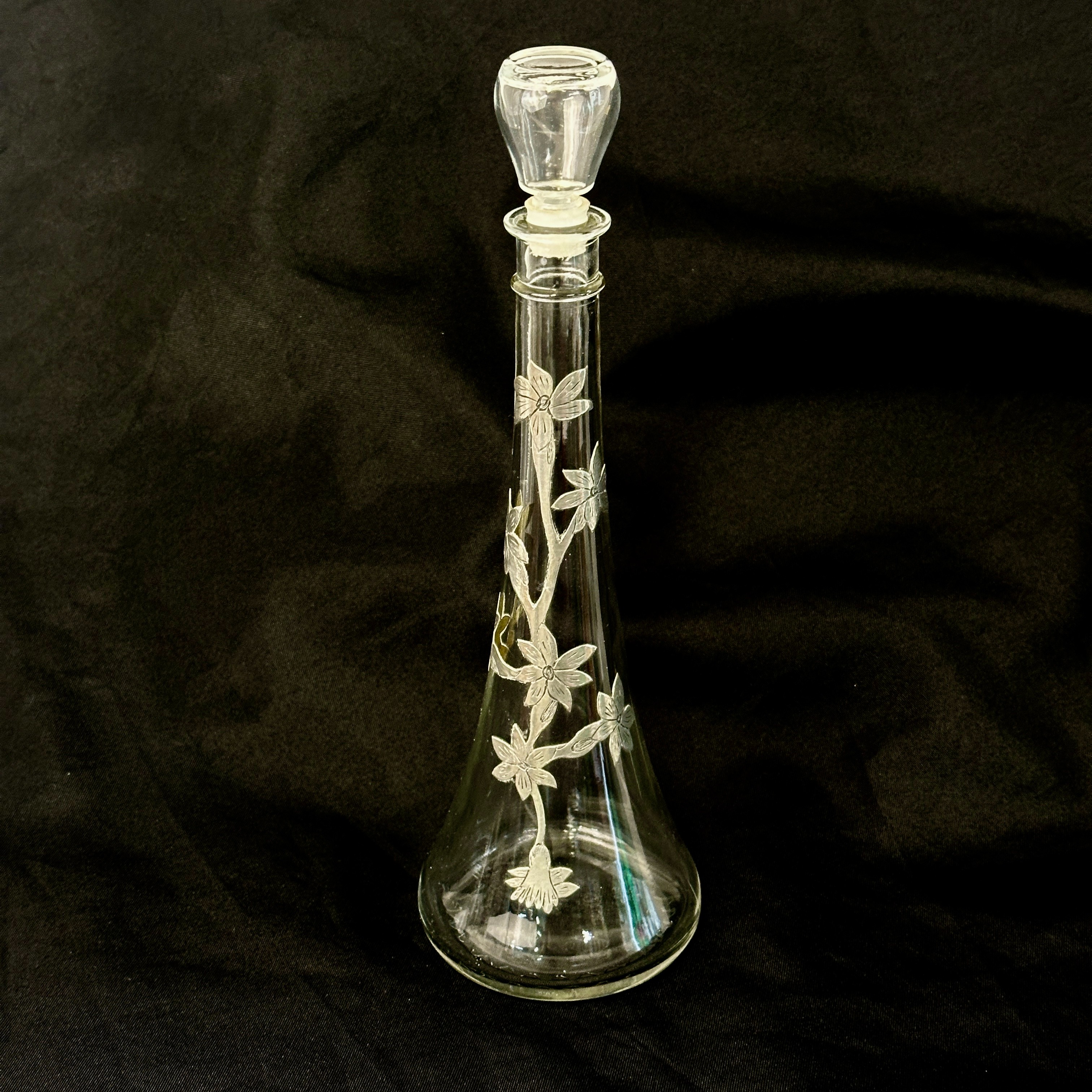 Voir photo 4 de Carafe à liqueur en verre décor floral en étain Carafe à liqueur en verre décor floral en étain Bon état reconditionné photo 4