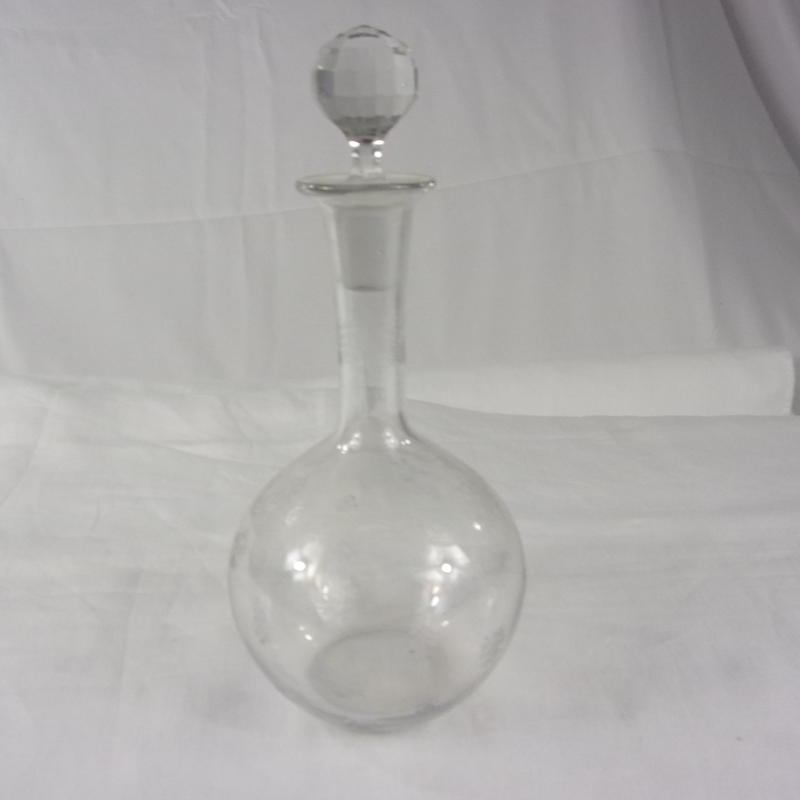 Carafe à liqueur Motif fleuri Ancien chic Bon état - 40,00 € Carafe à liqueur Motif fleuri Ancien chic Bon état reconditionné disponible sur Label Emmaüs