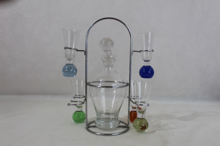 Voir photo 2 de Carafe à liqueur plus 5 verres sur socle en acier Carafe à liqueur plus 5 verres sur socle en acier Très bon état reconditionné photo 2