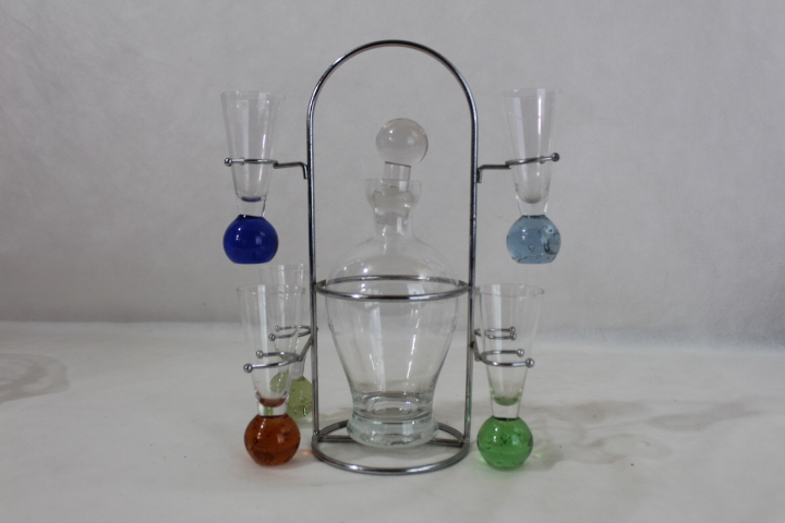 Voir photo 3 de Carafe à liqueur plus 5 verres sur socle en acier Carafe à liqueur plus 5 verres sur socle en acier Très bon état reconditionné photo 3