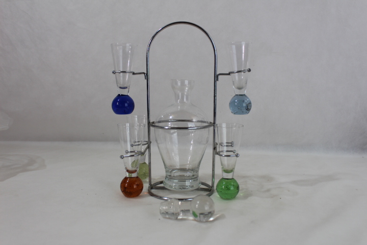 Voir photo 4 de Carafe à liqueur plus 5 verres sur socle en acier Carafe à liqueur plus 5 verres sur socle en acier Très bon état reconditionné photo 4