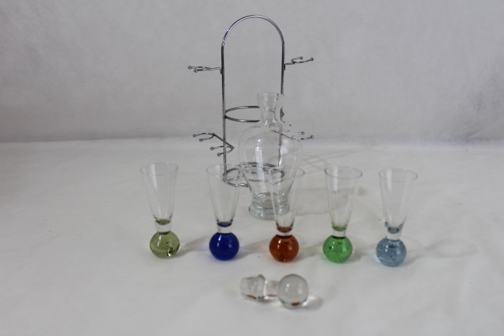 Carafe à liqueur plus 5 verres sur socle en acier  Très bon état reconditionné photo 5