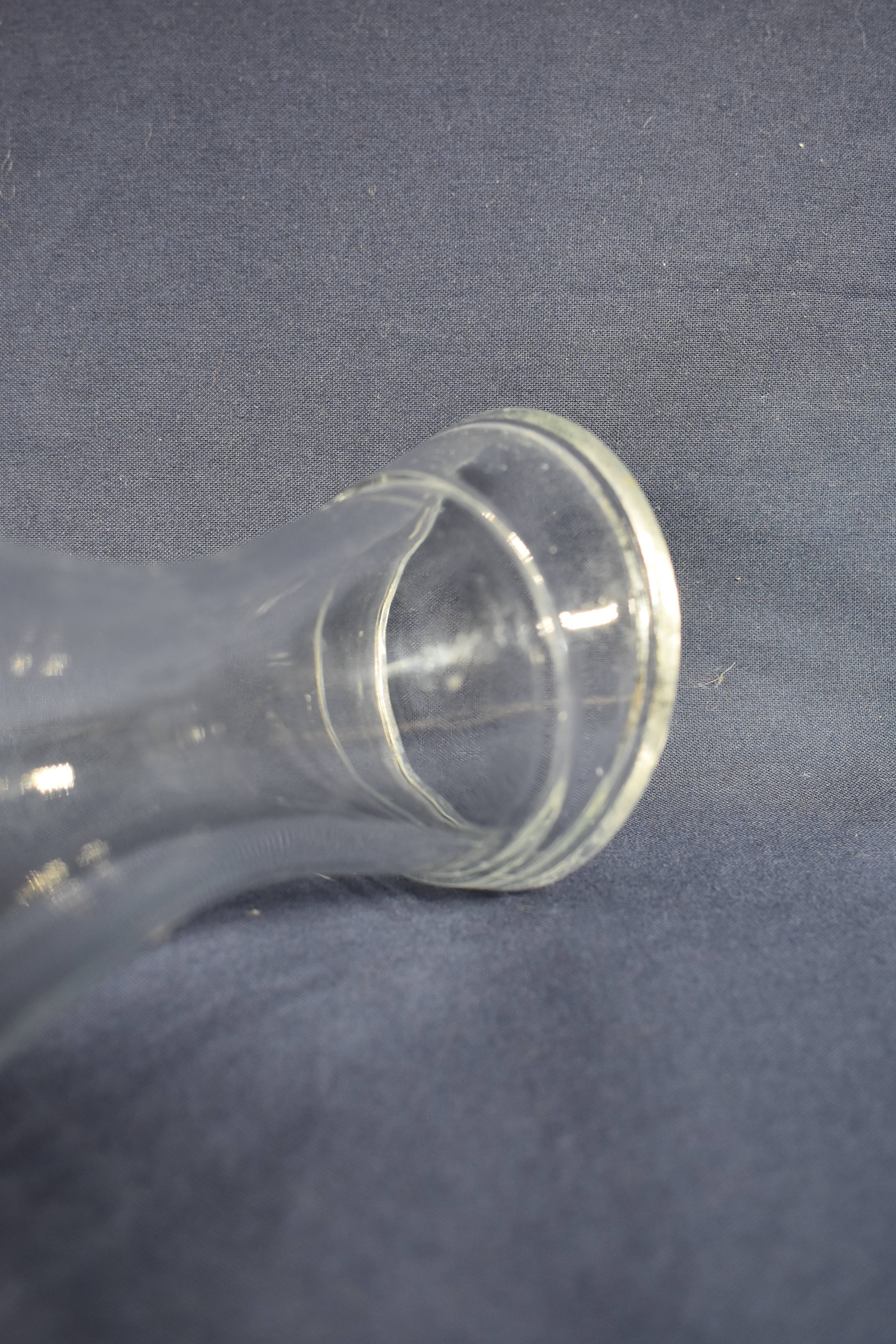 Voir photo 2 de Carafe à vin conique, hauteur 25 et diamètre 14 cm. Carafe à vin conique, hauteur 25 et diamètre 14 cm. Bon état reconditionné photo 2