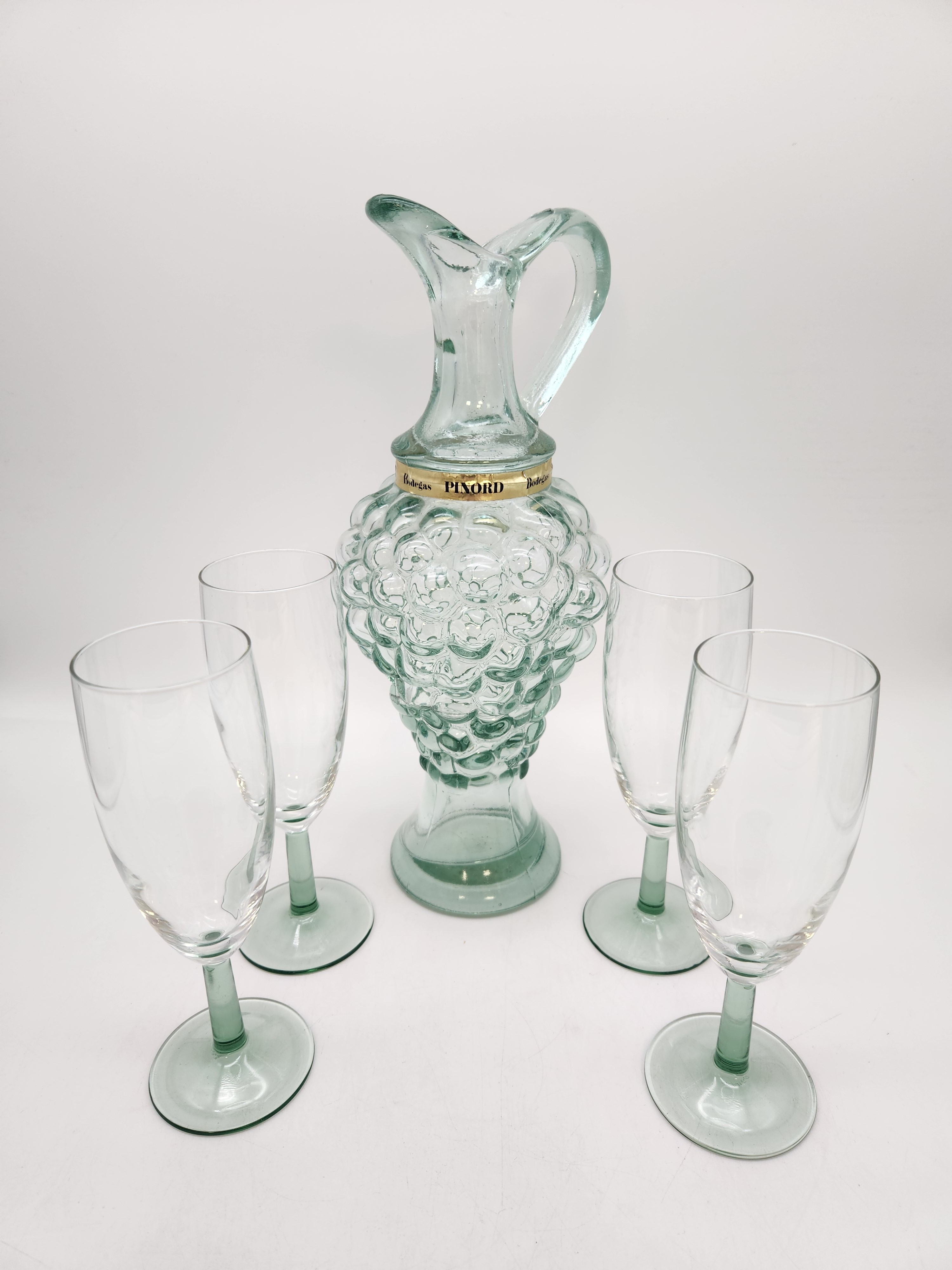 Voir photo 2 de Carafe à vin en verre de couleur verte avec ses formes géométriques accompagné de ses quatre verres à champagne Carafe à vin en verre de couleur verte avec ses formes géométriques accompagné de ses quatre verres à champagne Très bon état reconditionné photo 2