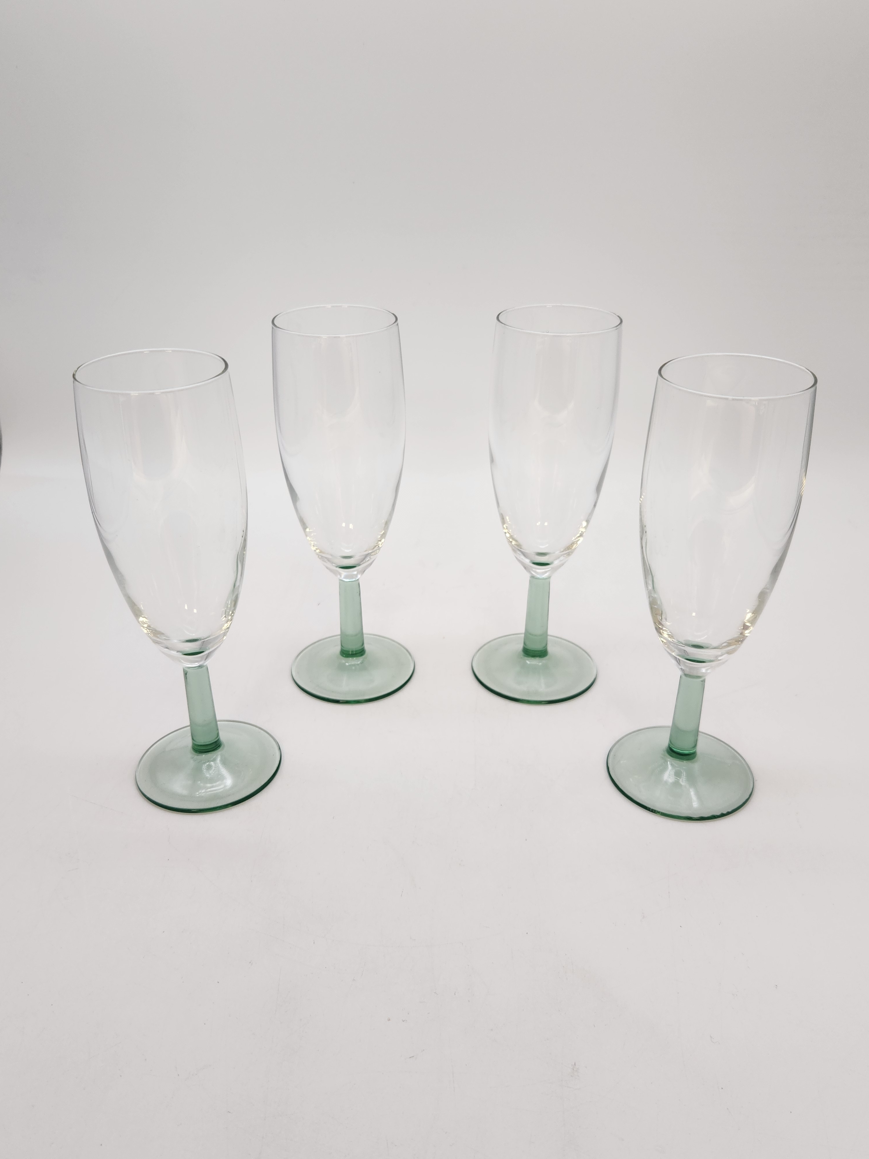 Voir photo 3 de Carafe à vin en verre de couleur verte avec ses formes géométriques accompagné de ses quatre verres à champagne Carafe à vin en verre de couleur verte avec ses formes géométriques accompagné de ses quatre verres à champagne Très bon état reconditionné photo 3