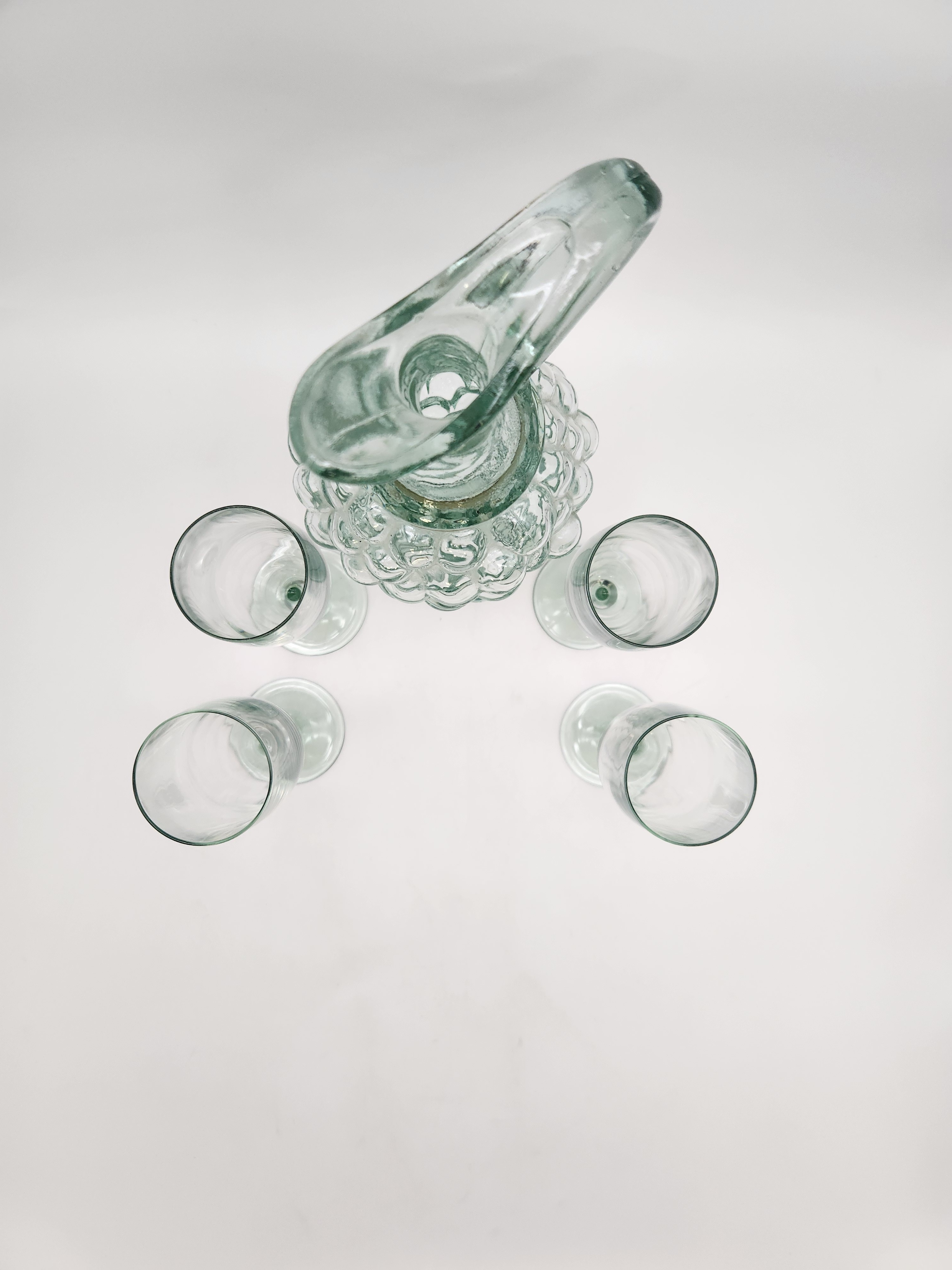 Voir photo 4 de Carafe à vin en verre de couleur verte avec ses formes géométriques accompagné de ses quatre verres à champagne Carafe à vin en verre de couleur verte avec ses formes géométriques accompagné de ses quatre verres à champagne Très bon état reconditionné photo 4