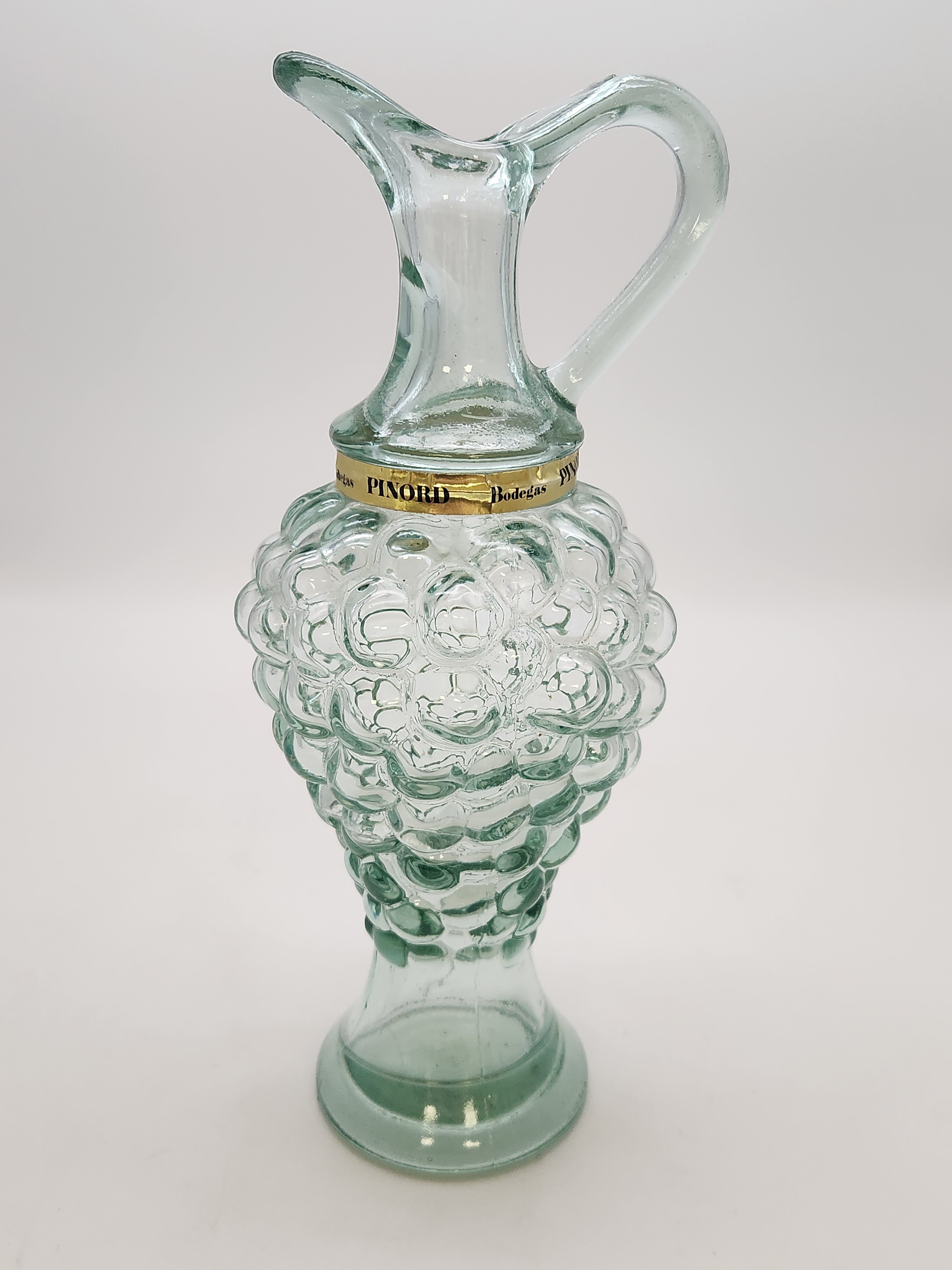 Voir photo 5 de Carafe à vin en verre de couleur verte avec ses formes géométriques accompagné de ses quatre verres à champagne Carafe à vin en verre de couleur verte avec ses formes géométriques accompagné de ses quatre verres à champagne Très bon état reconditionné photo 5